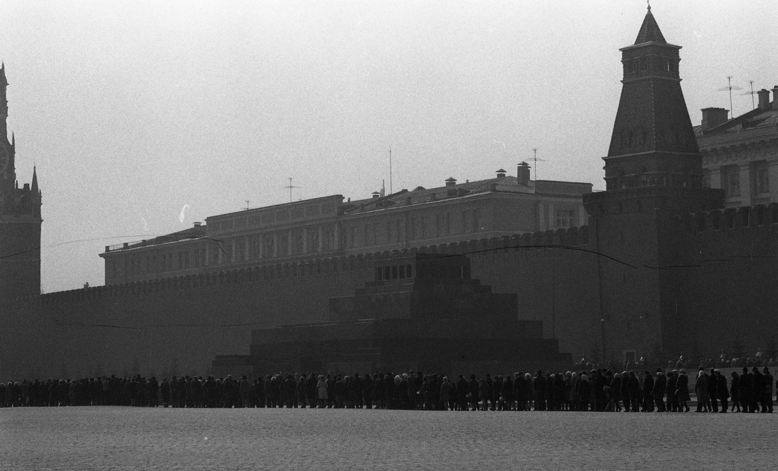 Oroszország, Moszkva, Vörös tér, Lenin mauzóleum., 1977, Urbán Tamás, Szovjetunió, tér, sorbanállás, mauzóleum, Alexej Scsucsev-terv, Fortepan #15971