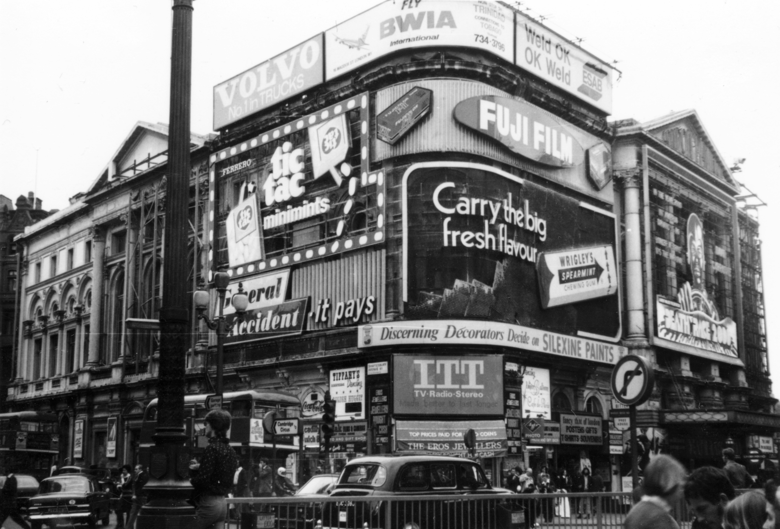 United Kingdom, London, Piccadilly Circus, balra a Shaftesbury Avenue, jobbra a Coventry Street., 1975, Hegedűs Anikó, Fortepan #159775