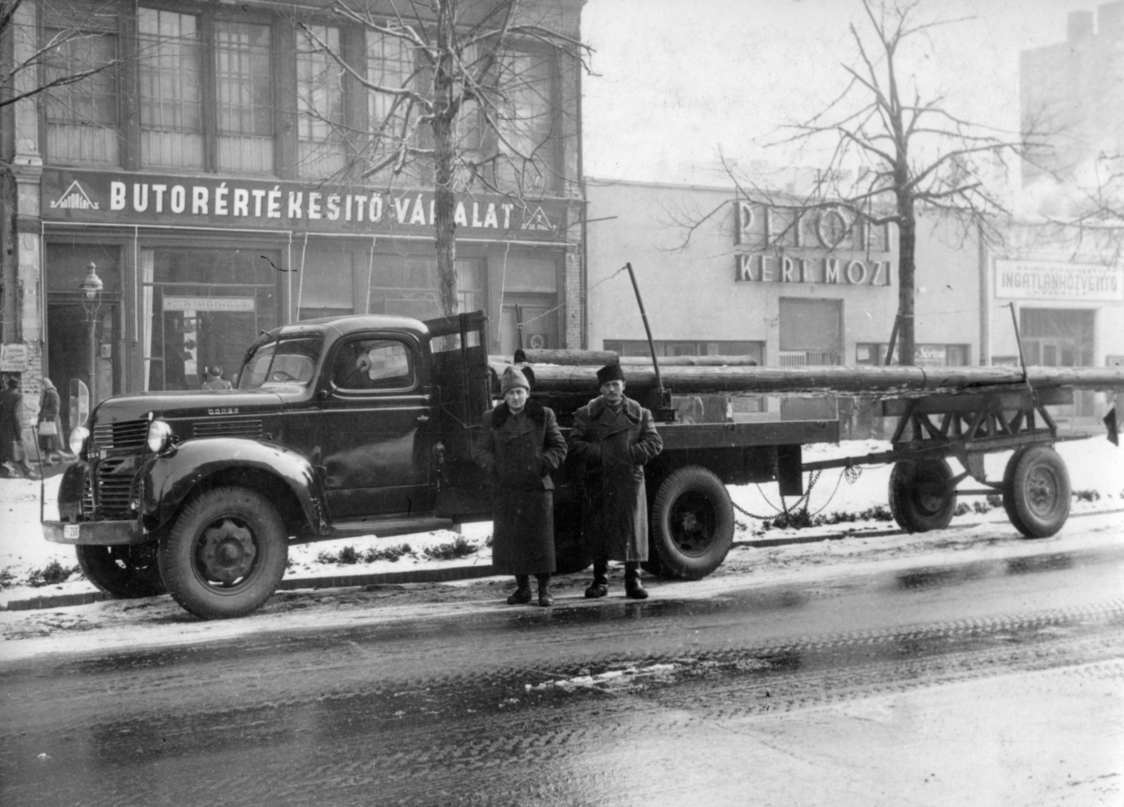 Hungary, Debrecen, Piac utca (Vörös Hadsereg útja), balra a 32. számú ház és jobbra a 34. szám alatt a Petőfi kertmozi., 1960, Hegedűs Anikó, Dodge-brand, furniture shop, Fortepan #159790