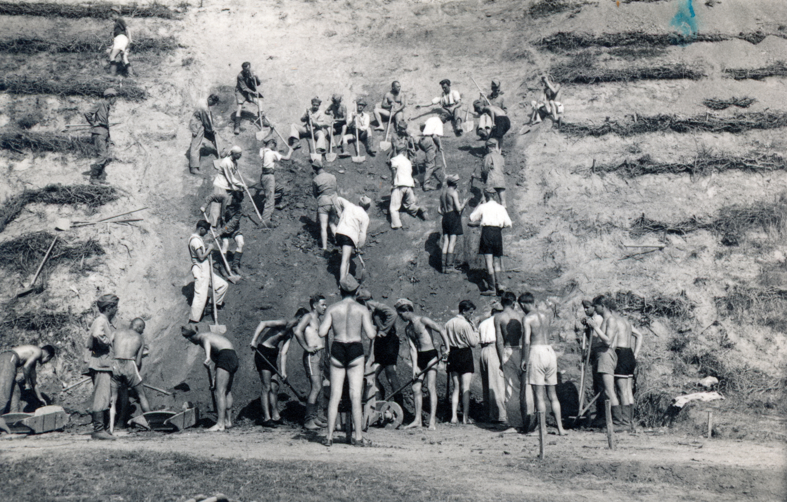 Hungary,Lake Balaton, Tihany, az Önkéntes Munkaszolgálat Előd vezér munkatáborának diákjai bontják a partfalat. A felvétel a később felépülő Hotel Tihany / Club Tihany közelében készült., 1938, Hegedűs Anikó, Fortepan #159812