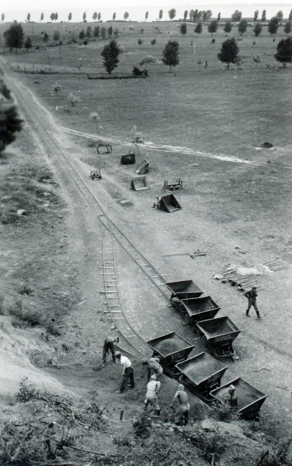 Magyarország,Balaton, Tihany, az Önkéntes Munkaszolgálat Előd vezér munkatáborának diákjai bontják a partfalat. A felvétel a később felépülő Hotel Tihany / Club Tihany közelében készült., 1938, Hegedűs Anikó, kisvasút, csille, Fortepan #159817
