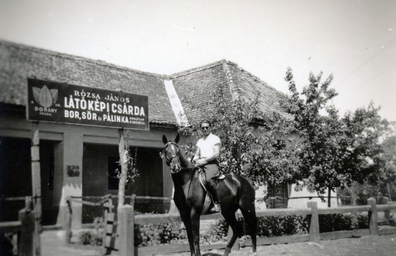 Hungary, Debrecen, Látóképi csárda., 1941, Hegedűs Anikó, rider, tobacco shop, Fortepan #159836