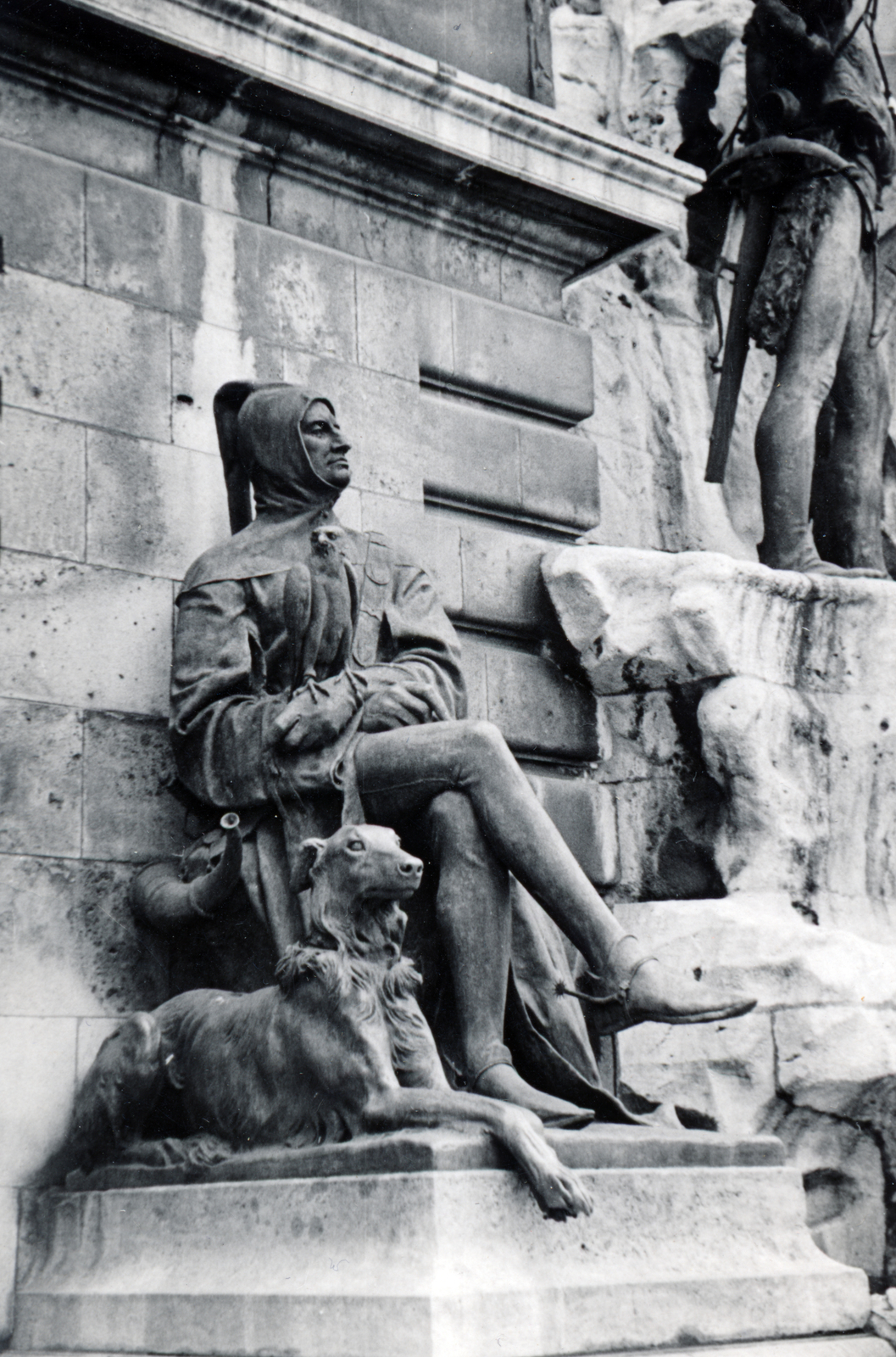 Hungary, Budapest I., a Királyi Palota (később Budavári Palota) Hunyadi udvara. A Mátyás király kút Strobl Alajos alkotása (1904) mellékalakja, Galeotto Marzio., 1935, Breuer Pál, Budapest, Fortepan #159855