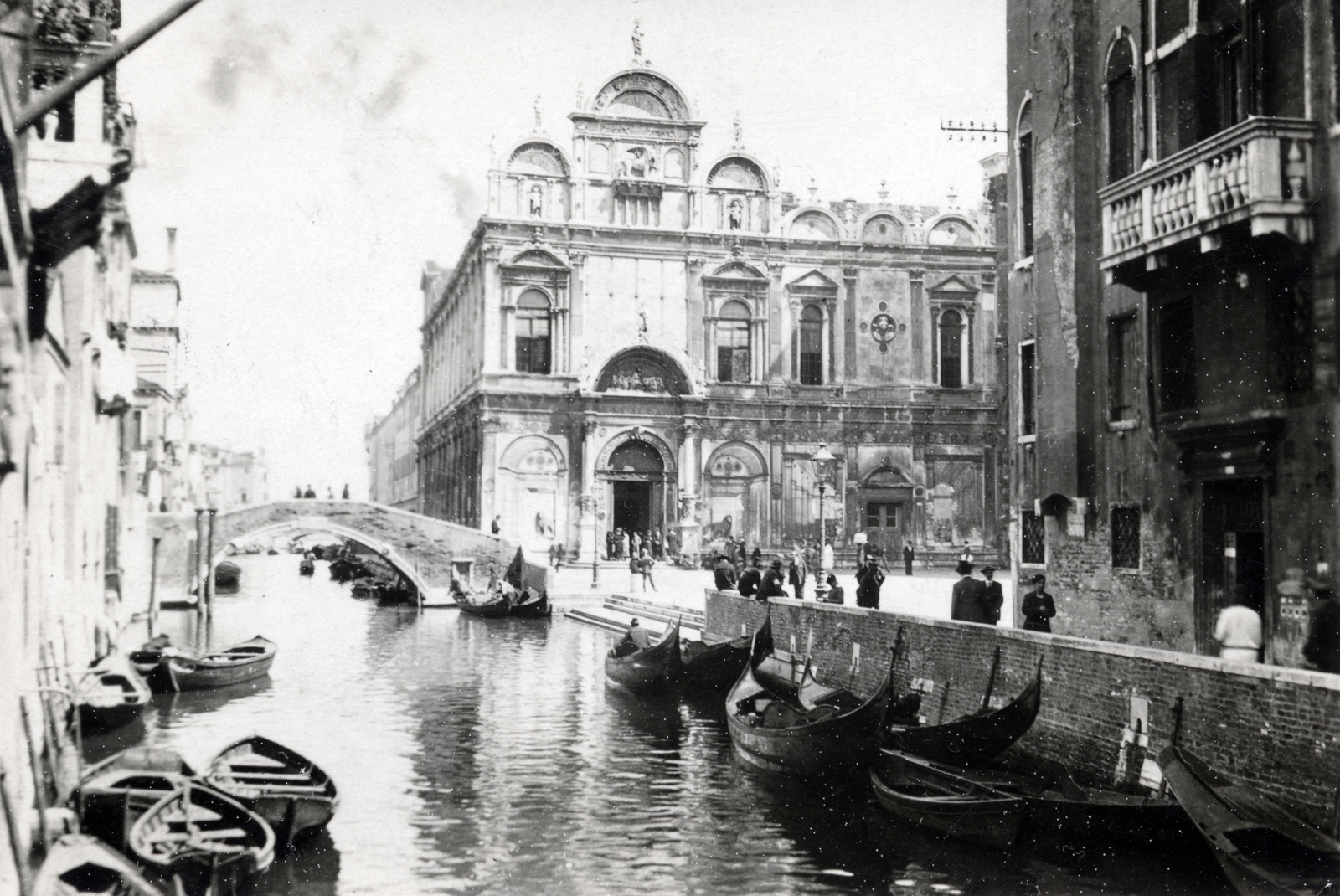 Olaszország, Velence, Rio dei Mendicanti, jobbra a Campo Santi Giovanni e Paolo. Szemben a Szent János és Szent Pál Kórház (Ospedale Civile SS. Giovanni e Paolo) épülete (eredetileg Szent Márk Iskola / Scuola Grande di San Marco)., 1924, Breuer Pál, gondola, Fortepan #159856