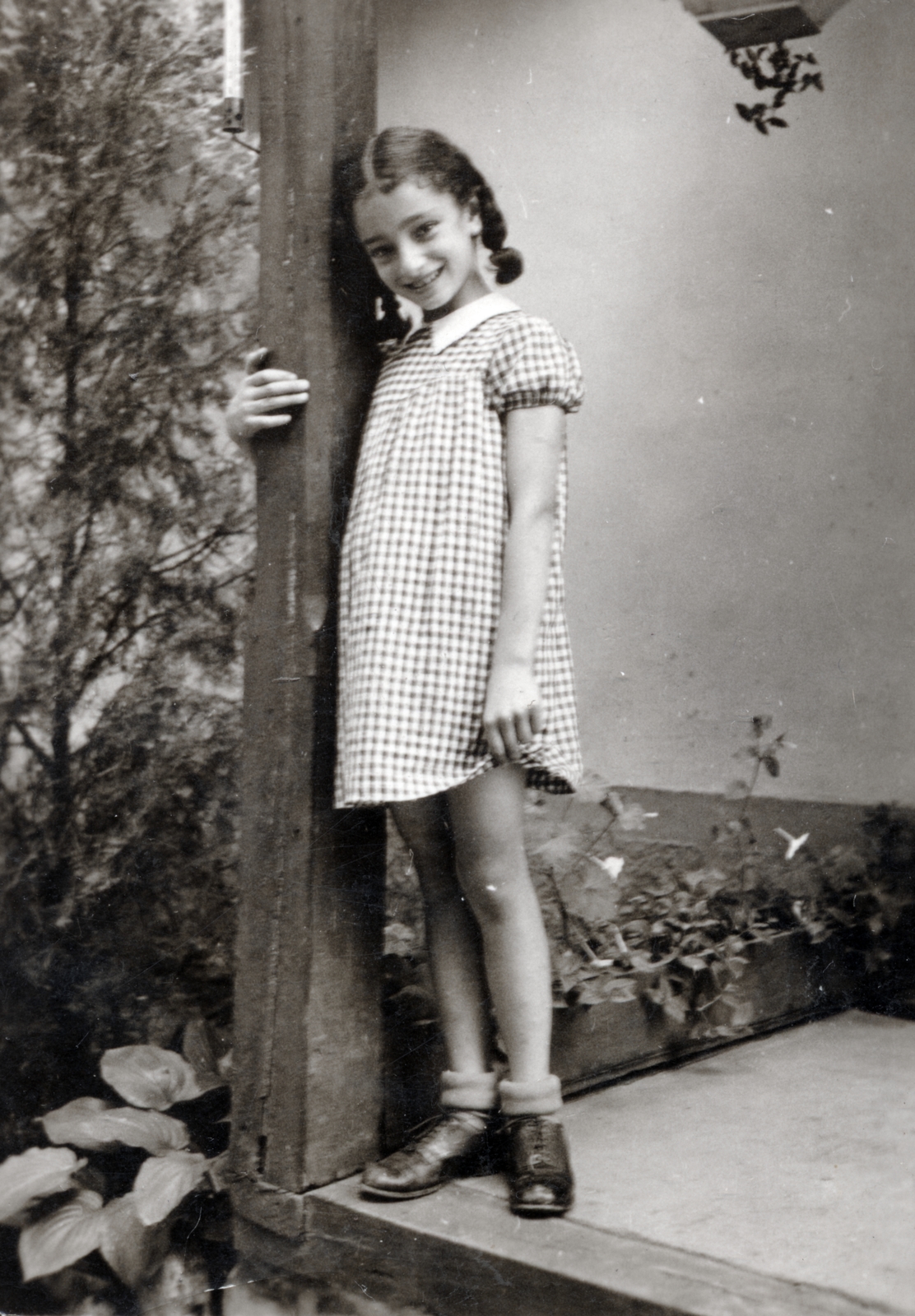 1941, Breuer Pál, oszlop, kockás ruha, hajfonat, kislány, Fortepan #159871