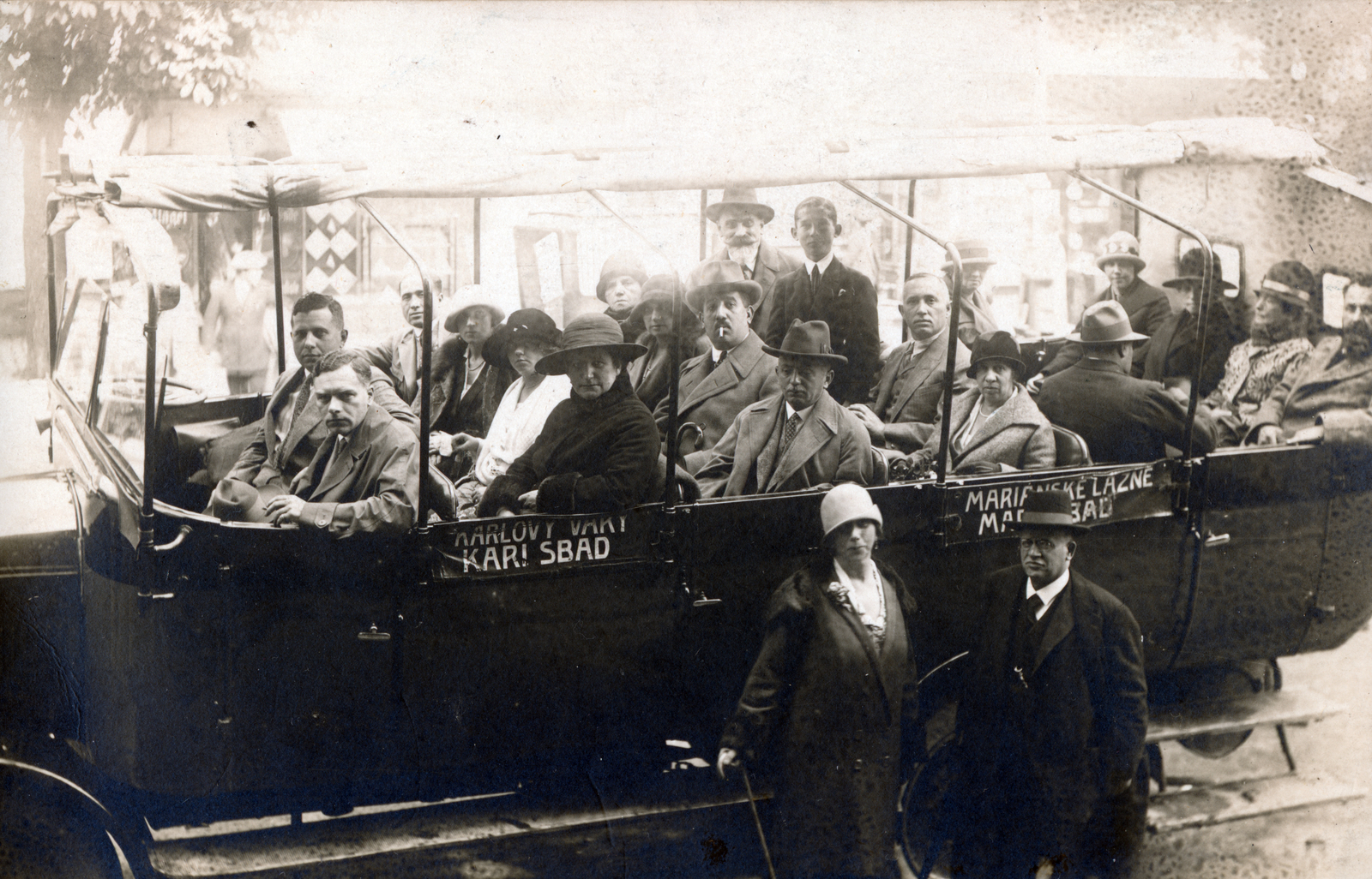 Csehország, Karlovy Vary és Mariánské Lázně között közlekedő turistabusz., 1925, Breuer Pál, utas, felülnézet, Fortepan #159879