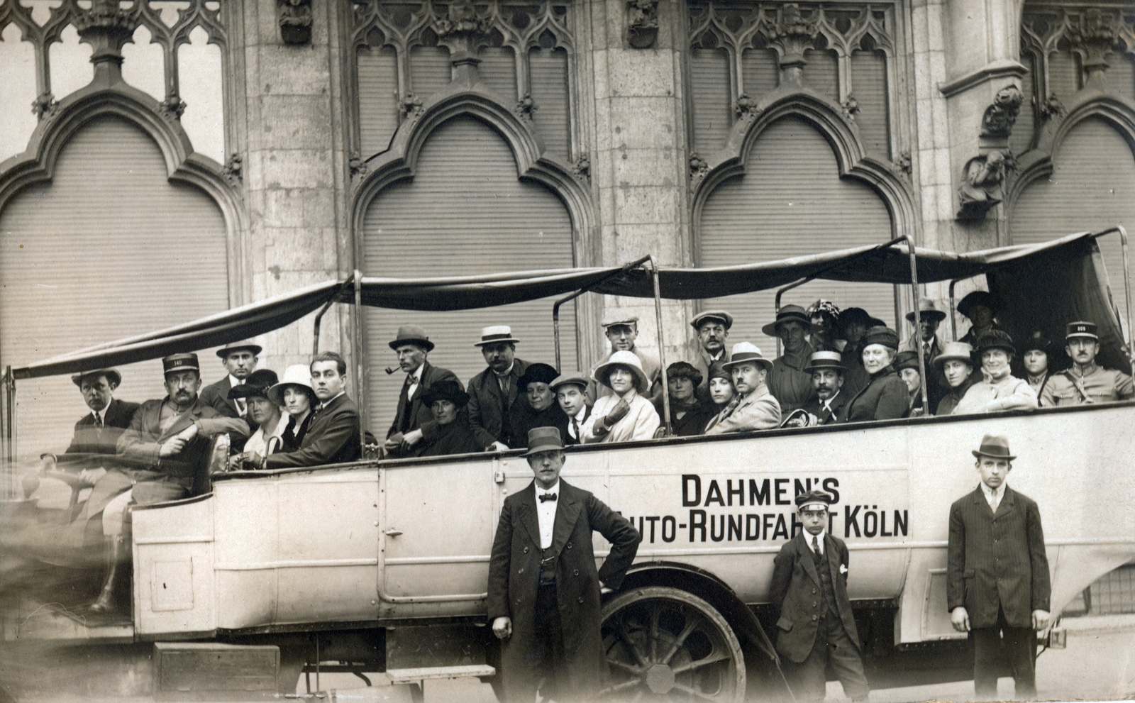 Németország, Köln, a Dahmen's Auto-Rundfahrt társaság nyitott városnéző autóbusza, a háttérben a Schaeben-ház (a II. világháborúban megsemmisült, ma a helyén a Domforum áll, a Domkloster 3. szám alatt)., 1921, Breuer Pál, autóbusz, gótika, városnézés, Fortepan #159882