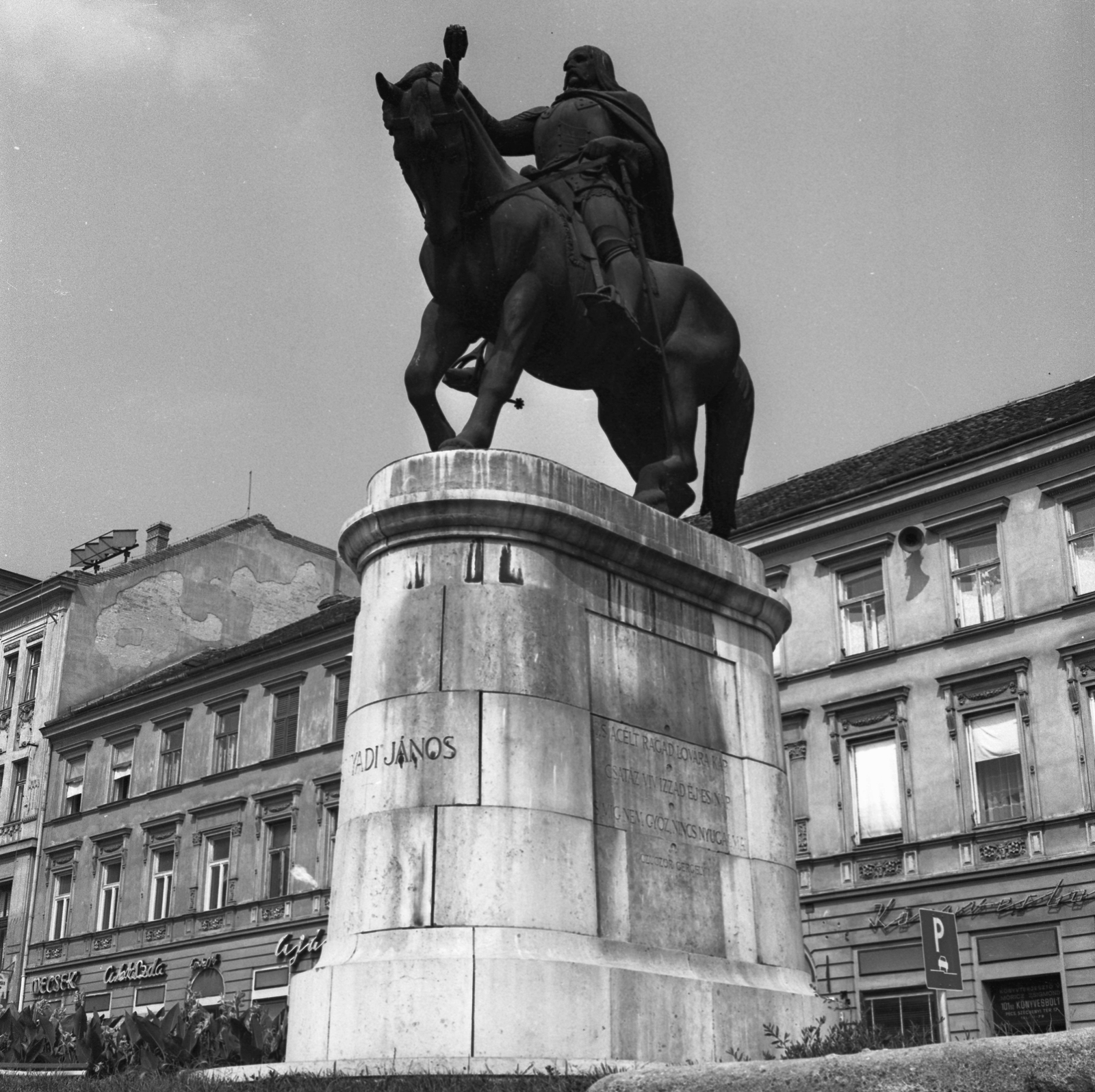 Hungary, Pécs, Széchenyi tér, Hunyadi János szobra. Mecsek cukrászda, mellette a Nádor Szálló (60-as, 70-es években HOTEL)., 1970, Kováts Lajos, sculpture, horse sculpture, János Hunyadi-portrayal, Fortepan #15989