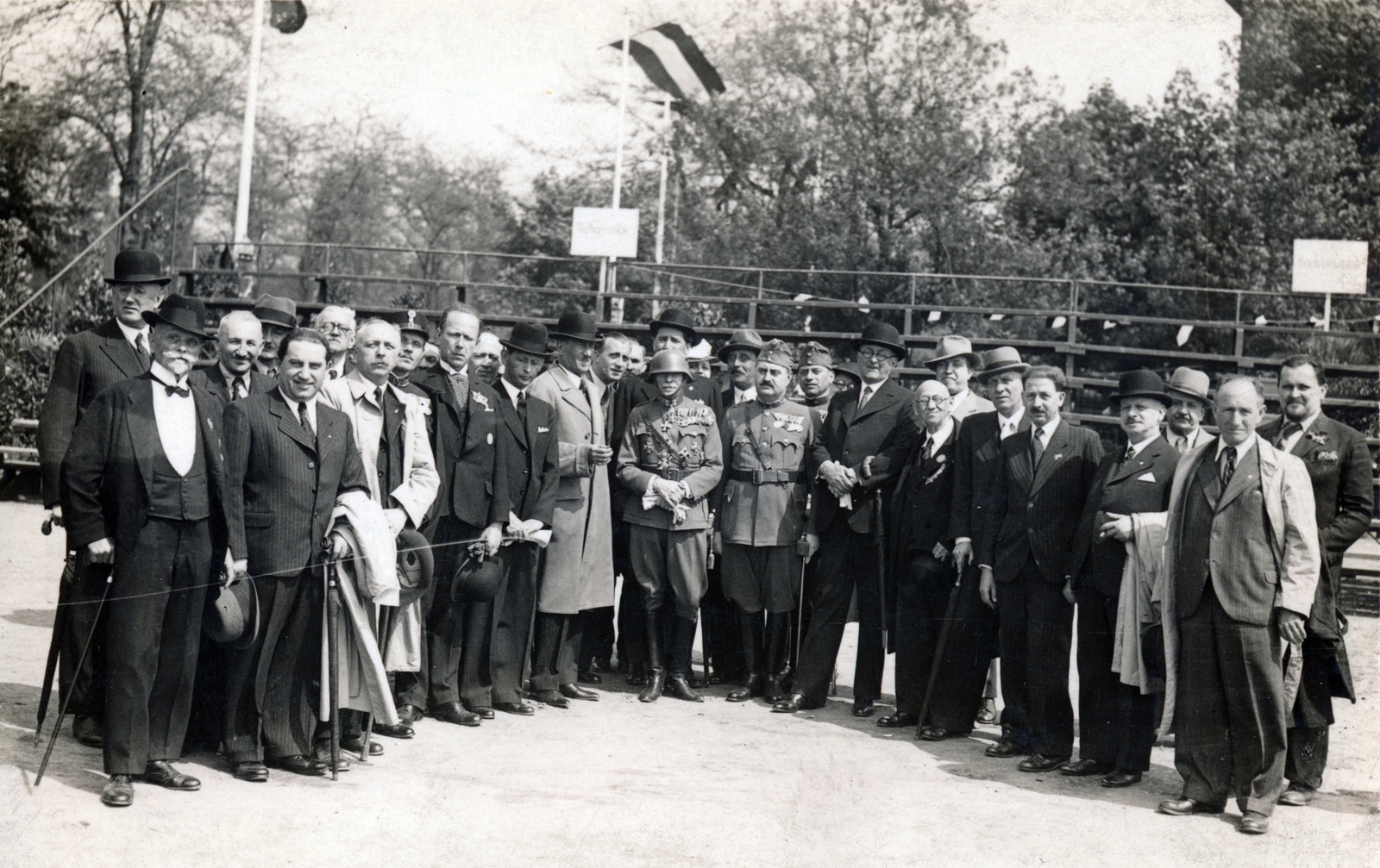 Hungary, Budapest IX., Üllői út 133-135., a Ferenc József gyalogsági laktanya udvara. Résztvevók az 1. honvéd gyalogezred hősi halottainak emlékére rendezett ezredünnepélyén. résztvev., 1935, Breuer Pál, Budapest, Fortepan #159912