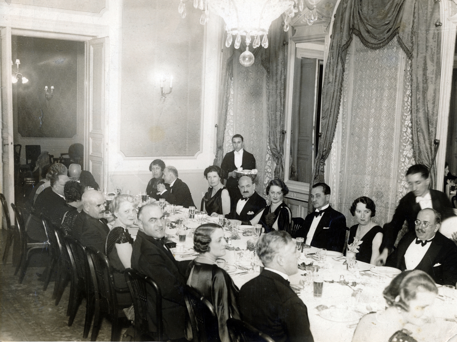 1937, Lehoczky Feodóra, table society, bow tie, high society, looking back, Fortepan #159932