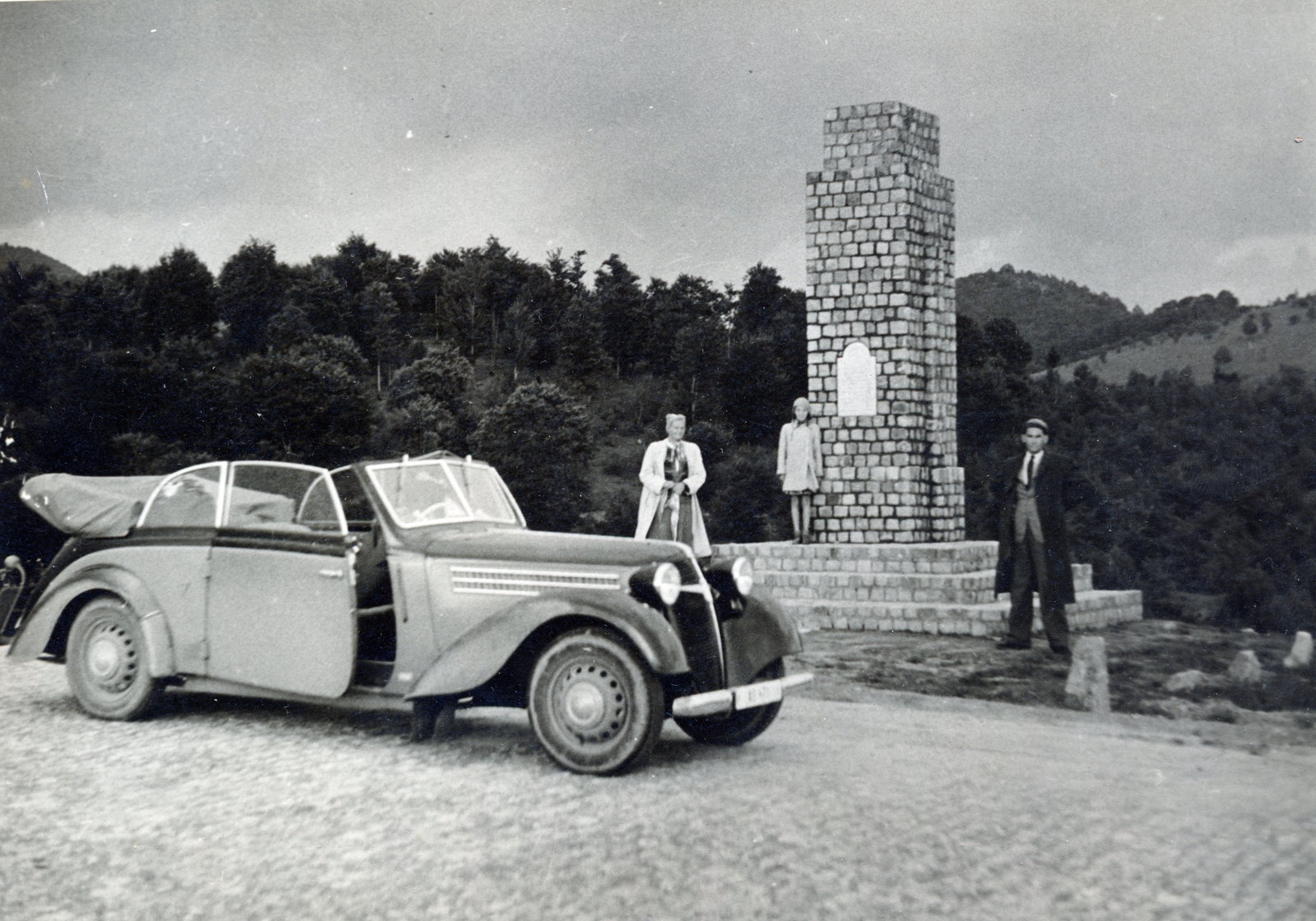 Romania,Transylvania, Bucea, Magyar Királyi Bethlen Gábor 10. Honvéd Gyalogezred emlékműve., 1941, Lehoczky Feodóra, Adler-brand, Fortepan #159938