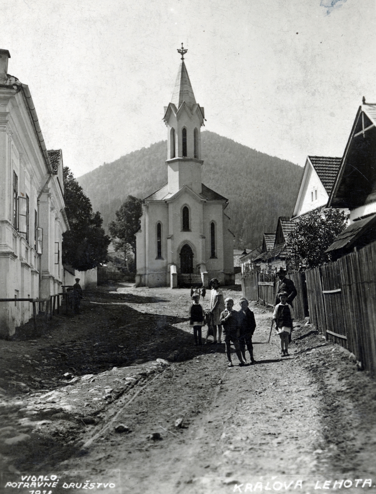 Slovakia, Kráľova Lehota, szemben az evangélikus templom., 1928, Lehoczky Feodóra, kids, dirt road, village, Fortepan #159960