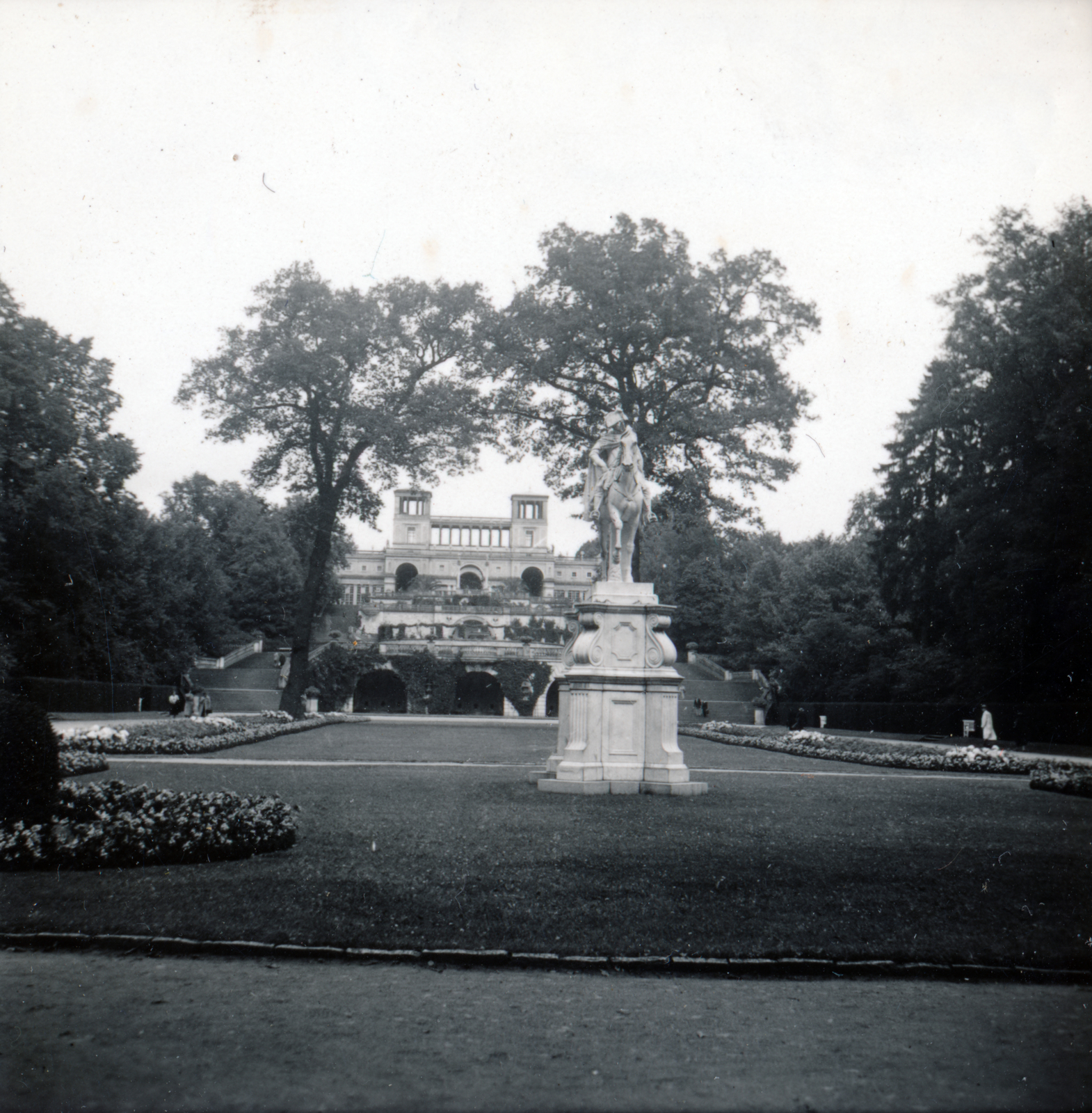 Germany, Potsdam, a Sanssouci-kastély parkja, háttérben az Orangerie., 1937, Lehoczky Feodóra, Fortepan #159969