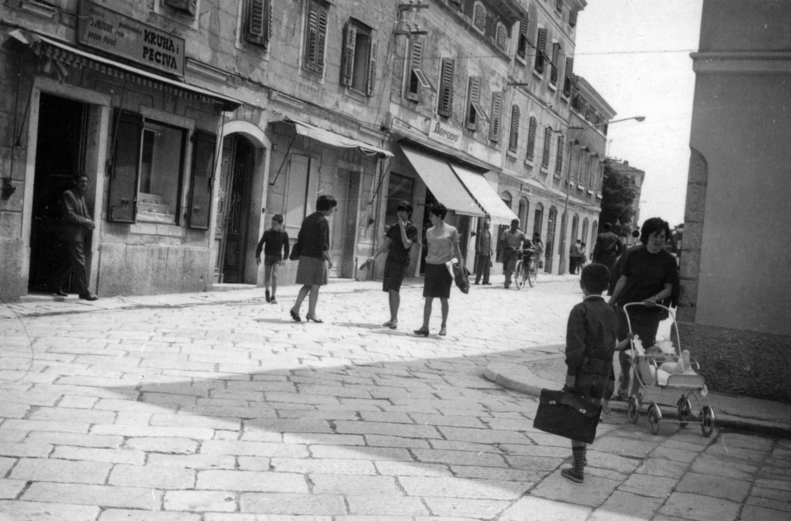 Croatia, Poreč, az ulica Decumanus az ulica Vladimira Nazora felől a trg Slobode felé nézve., 1966, Lehoczky Feodóra, Fortepan #159987