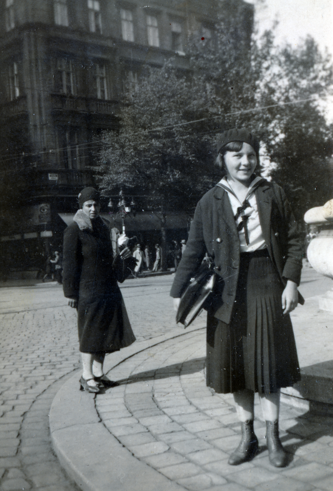 Magyarország, Budapest V., Kálvin tér a Danubius-kútnál, háttérben a Kecskeméti utca - Múzeum körút sarkán a Geist-ház., 1933, Lehoczky Feodóra, Budapest, Fortepan #159992