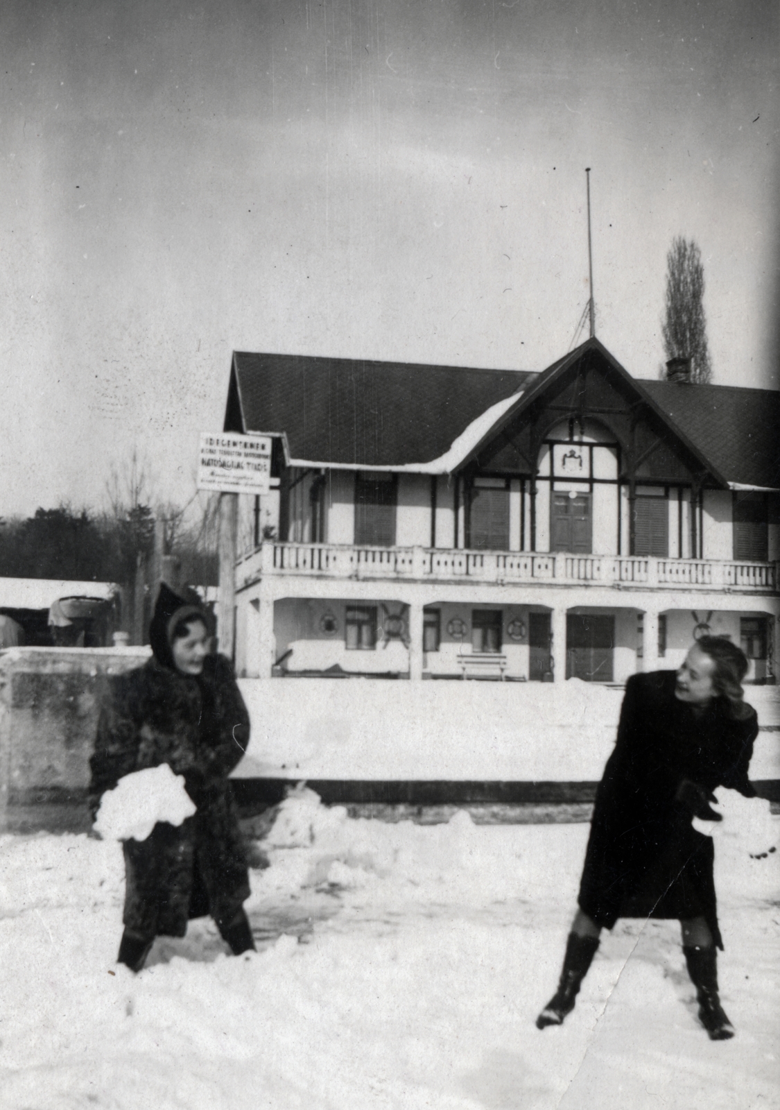 Magyarország, Balatonfüred, a befagyott Balaton a hajóállomásnál., 1940, Lehoczky Feodóra, lányok, hó, épület, hógolyó, Fortepan #160000