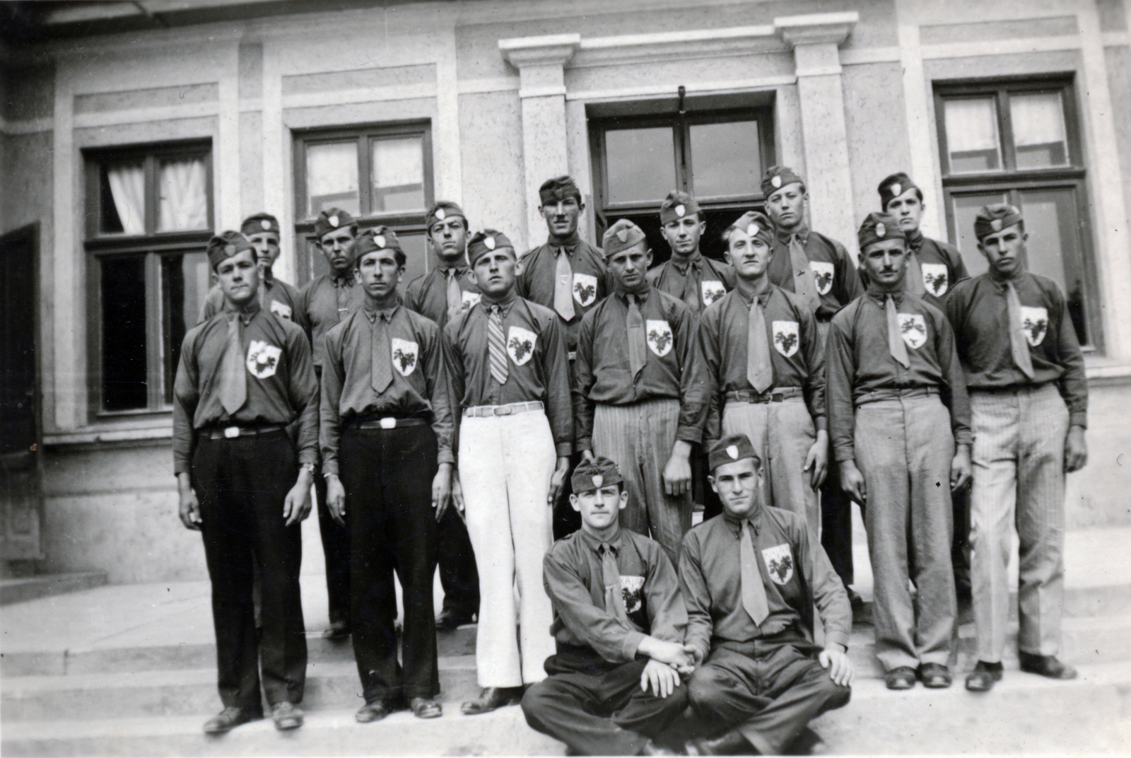 Magyarország, Kajárpéc, (Kajár) Kossuth utca, a felvétel a Népház előtt készült., 1938, Lénárt András, nyakkendő, egyensapka, fiúk, csoportkép, Fortepan #160050