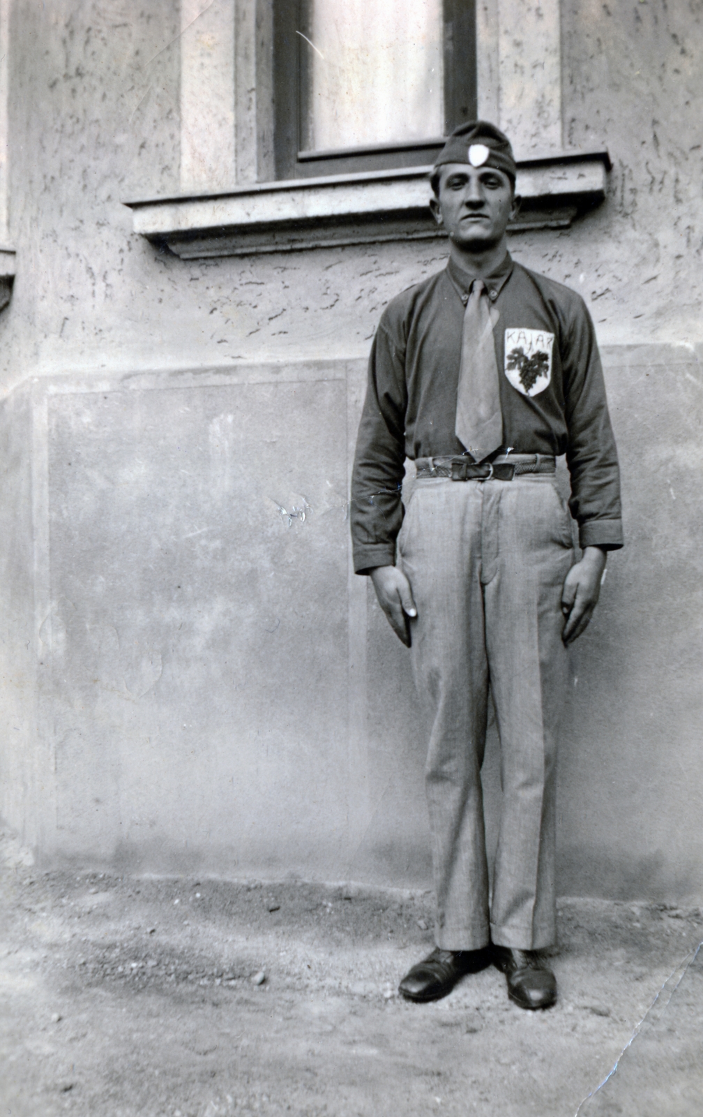 Magyarország, Kajárpéc, (Kajár) Kossuth utca, a felvétel a Népház előtt készült., 1938, Lénárt András, vigyázállás, fiú, Fortepan #160057