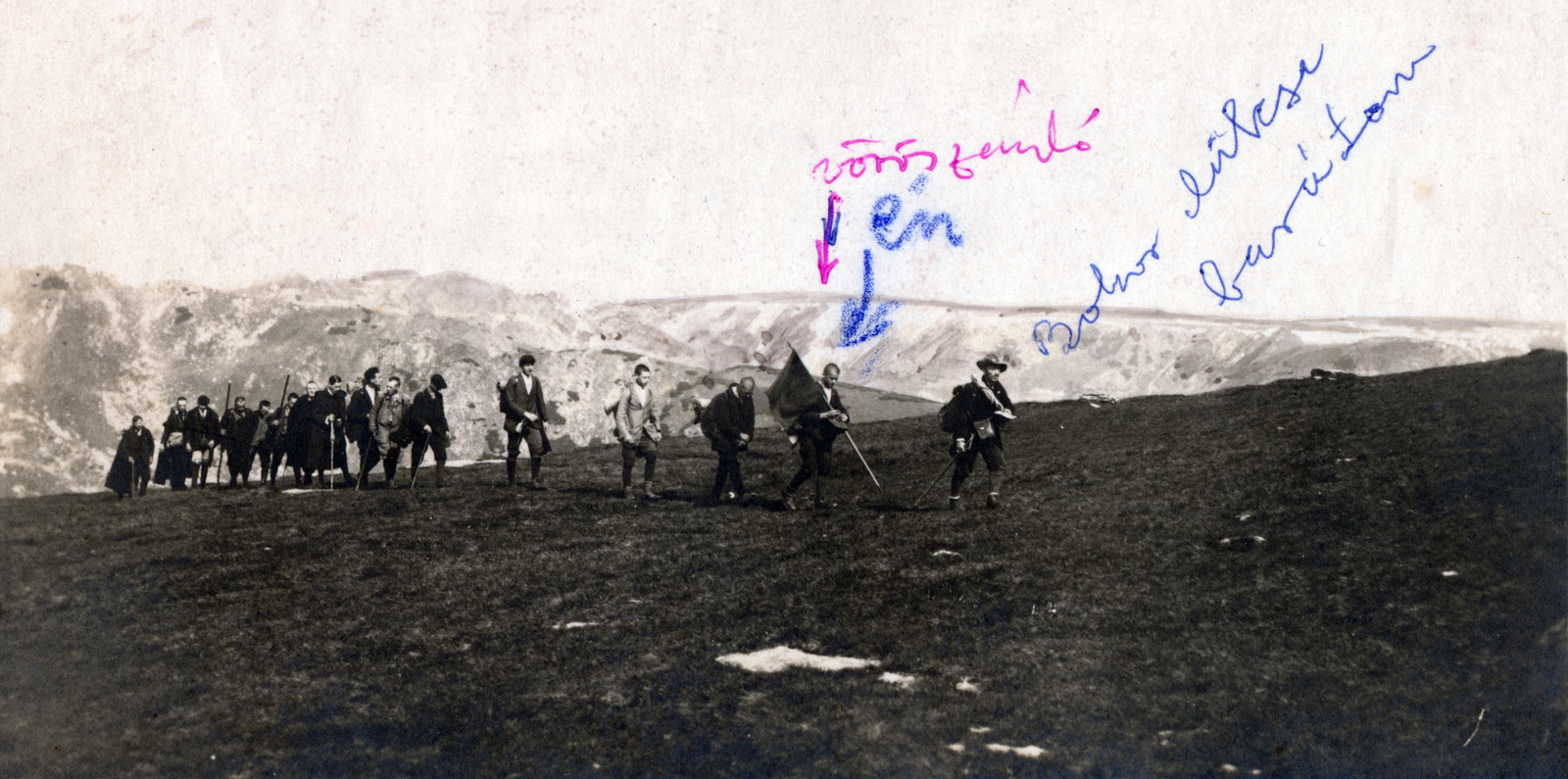 1918, Molnár János, férfiak, hegyoldal, barátság, zászló, libasor, Fortepan #160067