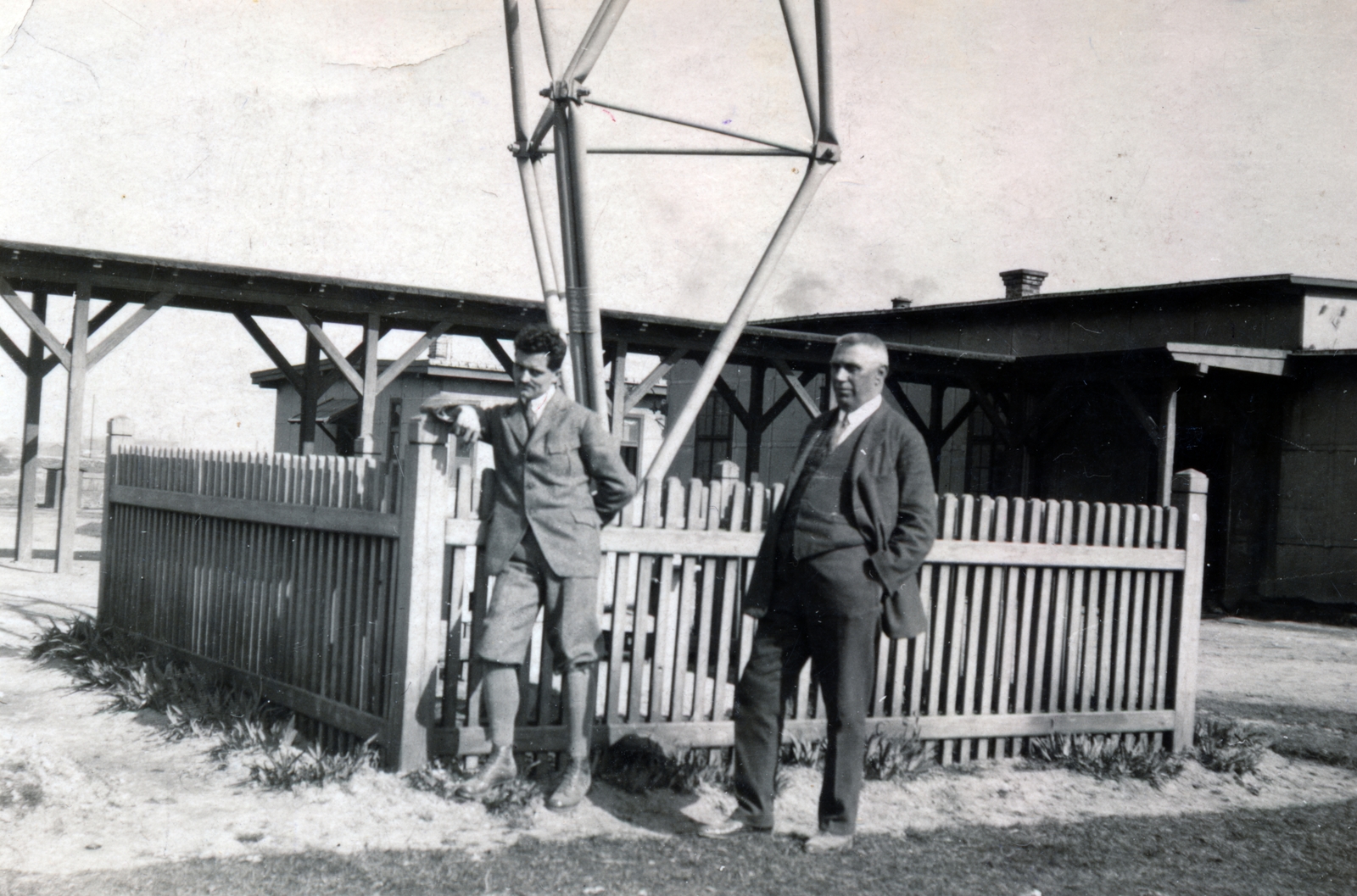 Hungary, Budapest XXI., Csepel, adóállomás. Az állomás épületei és az antenna. Molnár János postamérnök, fizikus és Tolnai Henrik posta-műszaki főellenőr, a csepeli rádióállomás vezetője.
, 1928, Molnár János, Budapest, Fortepan #160075