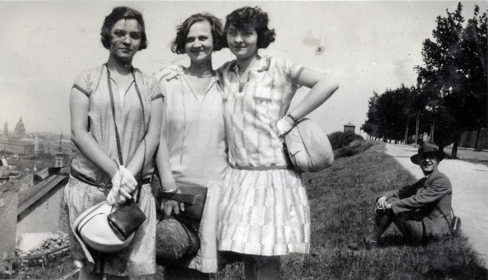 Hungary, Budapest I., Orom utca., 1930, Kurutz Márton, Budapest, three people, girls, peeking, Fortepan #160083