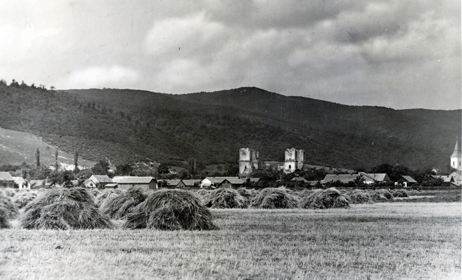 Hungary, Diósgyőr, Miskolc, szemben a Vár, jobbra a református templom tornya., 1931, Kurutz Márton, landscape, Fortepan #160124