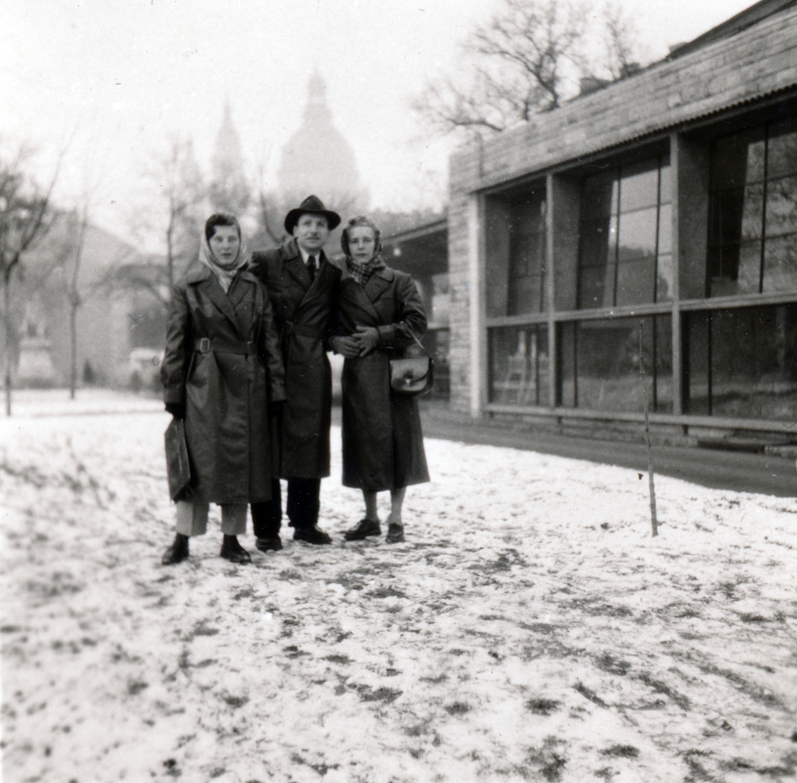 Hungary, Budapest V., Erzsébet (Engels) tér, a felvétel a MÁVAUT autóbusz-pályaudvar mellett készült. Háttérben a ködbevesző Szent István-bazilika., 1953, Márkus Richárd, Budapest, snow, modern architecture, leather jacket, bus terminal, bus stop, Fortepan #160163