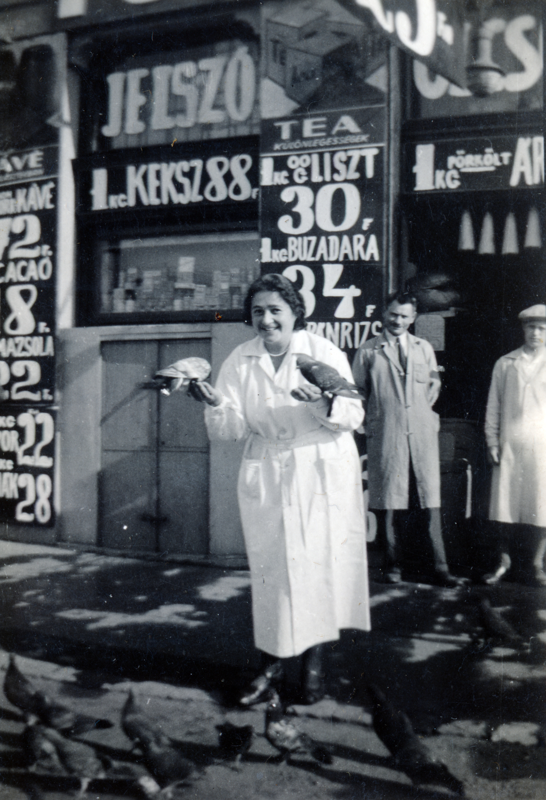 1947, Márkus Richárd, lady, price tag, cloak, grocery store, overall, vendor, awl, dove, Fortepan #160186