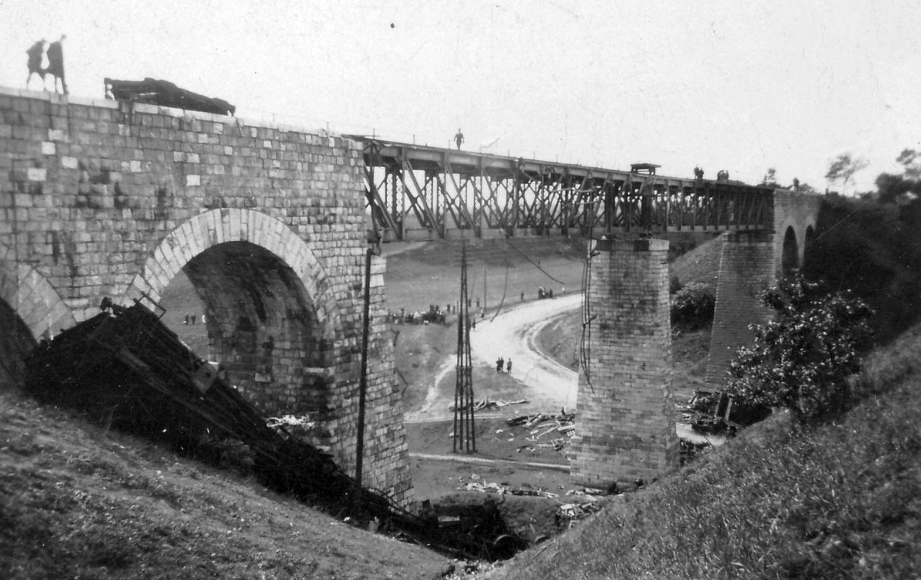 Magyarország, Biatorbágy, vasúti viadukt az 1931. szeptember 13-i merénylet után., 1931, Jurányi Attila, MÁV, vasút, híd, járműroncs, vasúti híd, helyszínelés, bűntett, Fortepan #16025