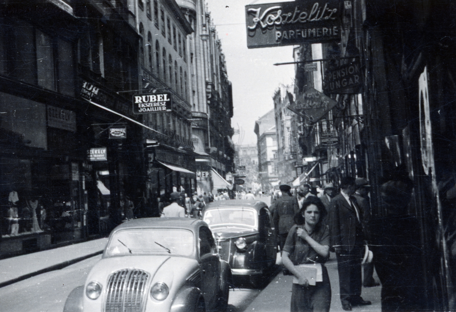 Magyarország, Budapest V., Váci utca a Vörösmarty tér felé nézve., 1940, Fortepan/Album033, Budapest, Fortepan #160251