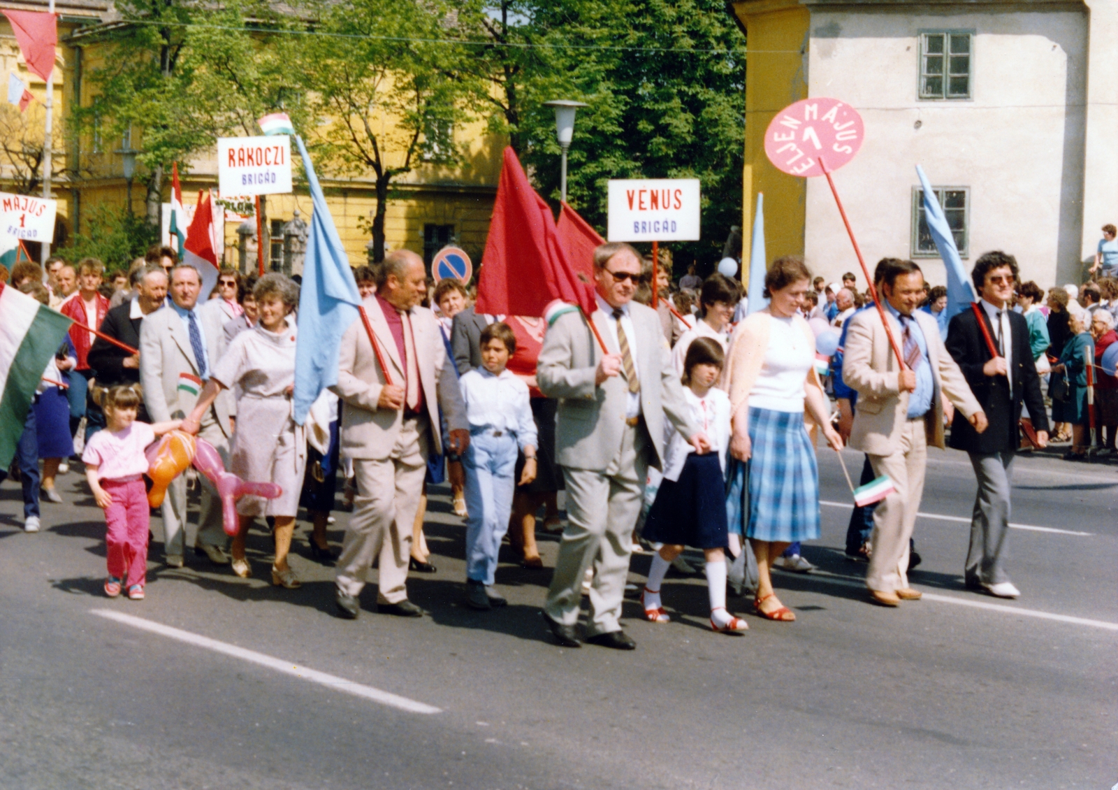 Magyarország, Tata, Ady Endre utca, május 1-i felvonulók. Balra a Községháza (később Járási Hivatal), jobbra a Miklós-malom., 1987, Fortepan/Album033, Fortepan #160254