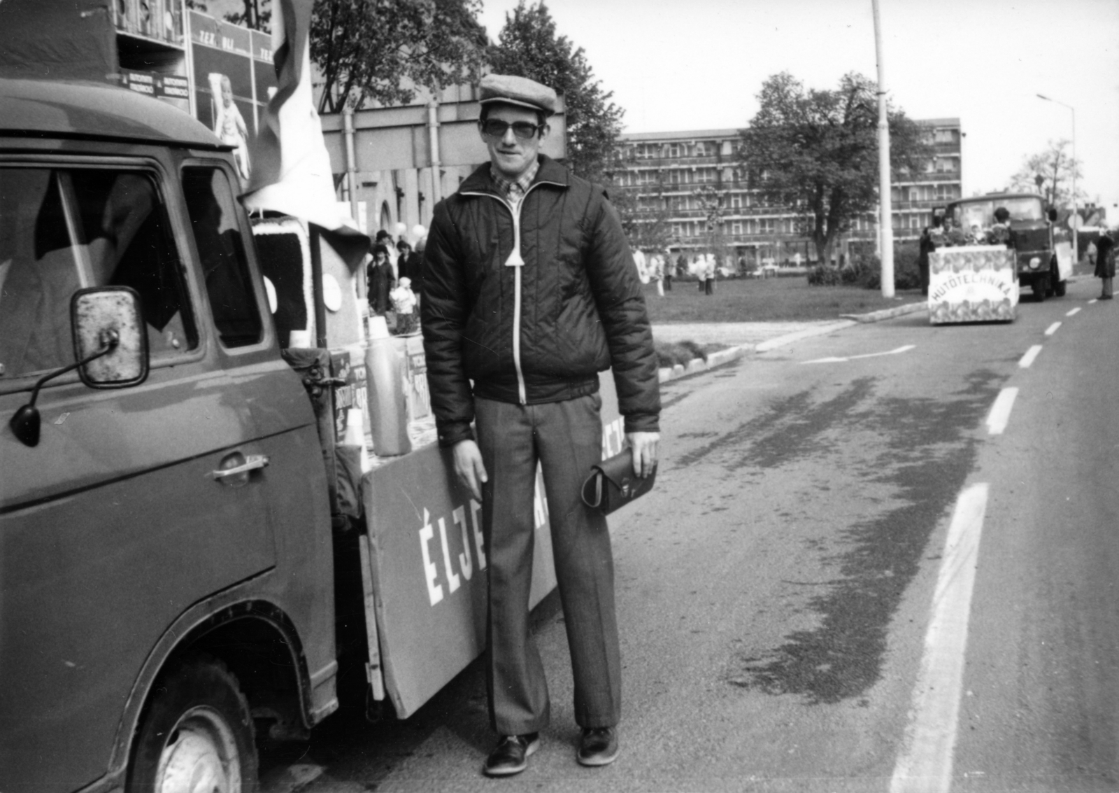 Hungary, Tata, Ady Endre utca a Május 1. út felé nézve, május 1-i felvonuláson résztvevő dekorációs teherautó., 1984, Fortepan/Album033, Barkas-brand, 1st of May parade, ad truck, shades, Fortepan #160256