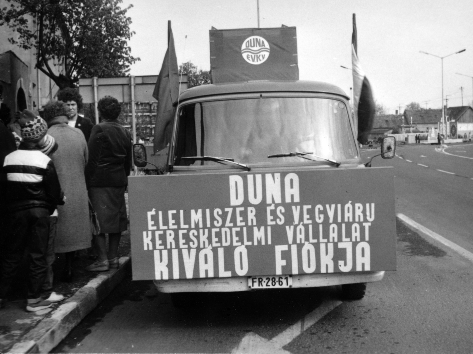 Hungary, Tata, Ady Endre utca az Almási utca felé nézve, május 1-i felvonuláson résztvevő dekorációs teherautó., 1984, Fortepan/Album033, Barkas-brand, 1st of May parade, ad truck, Fortepan #160257