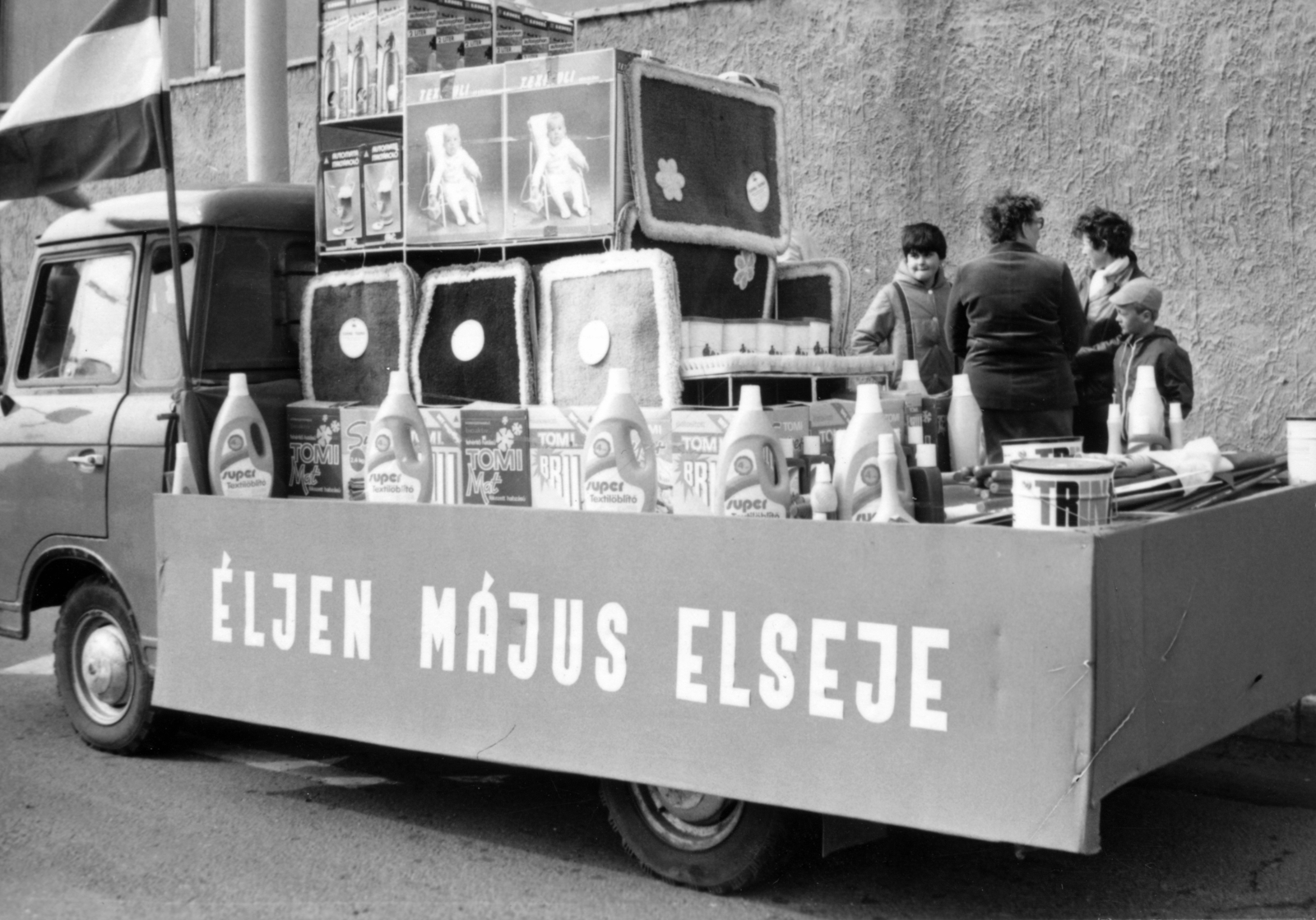 Hungary, Tata, Ady Endre utca a Szent Imre-templom kerítésénél, május 1-i felvonuláson résztvevő dekorációs teherautó., 1984, Fortepan/Album033, Barkas-brand, 1st of May parade, ad truck, Fortepan #160258