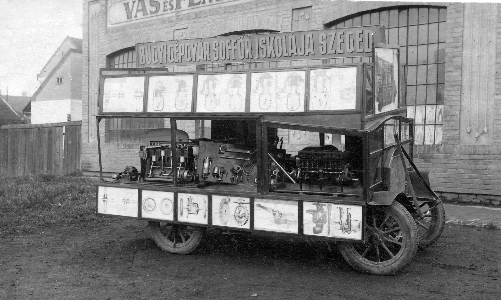 Magyarország, Szeged, Vasas Szent Péter utca, a Bugyi-gépgyár sofőr iskolájának demonstrációs eszközei., 1930, Jurányi Attila, iskola, sofőr, alkatrész, műszaki rajz, autószerelő, demonstrációs tábla, motormetszet, kocsikerék, pódiumautó, Fortepan #16026