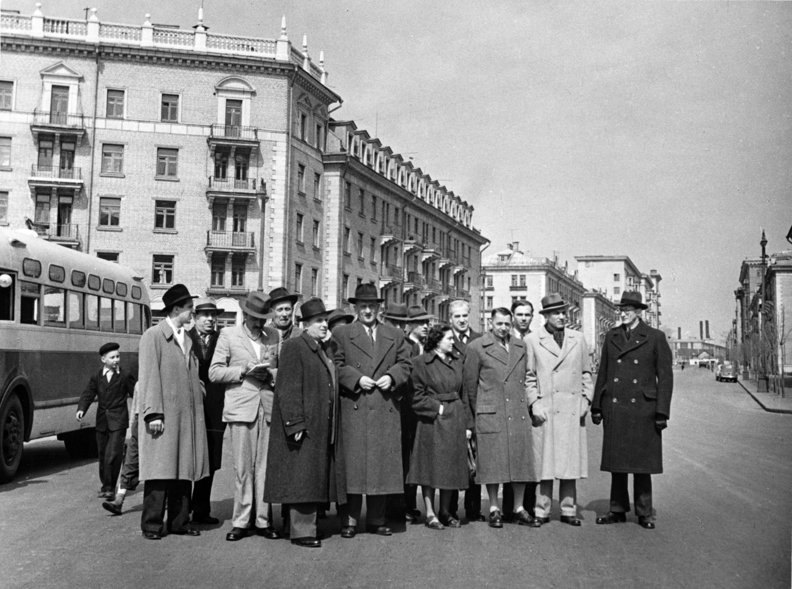 Russia, Moscow, Novopeszcsanaja utca a Leningrád sugárút felé nézve., 1952, Kakuk László, tableau, hat, coat, men, women, delegation, Fortepan #160263