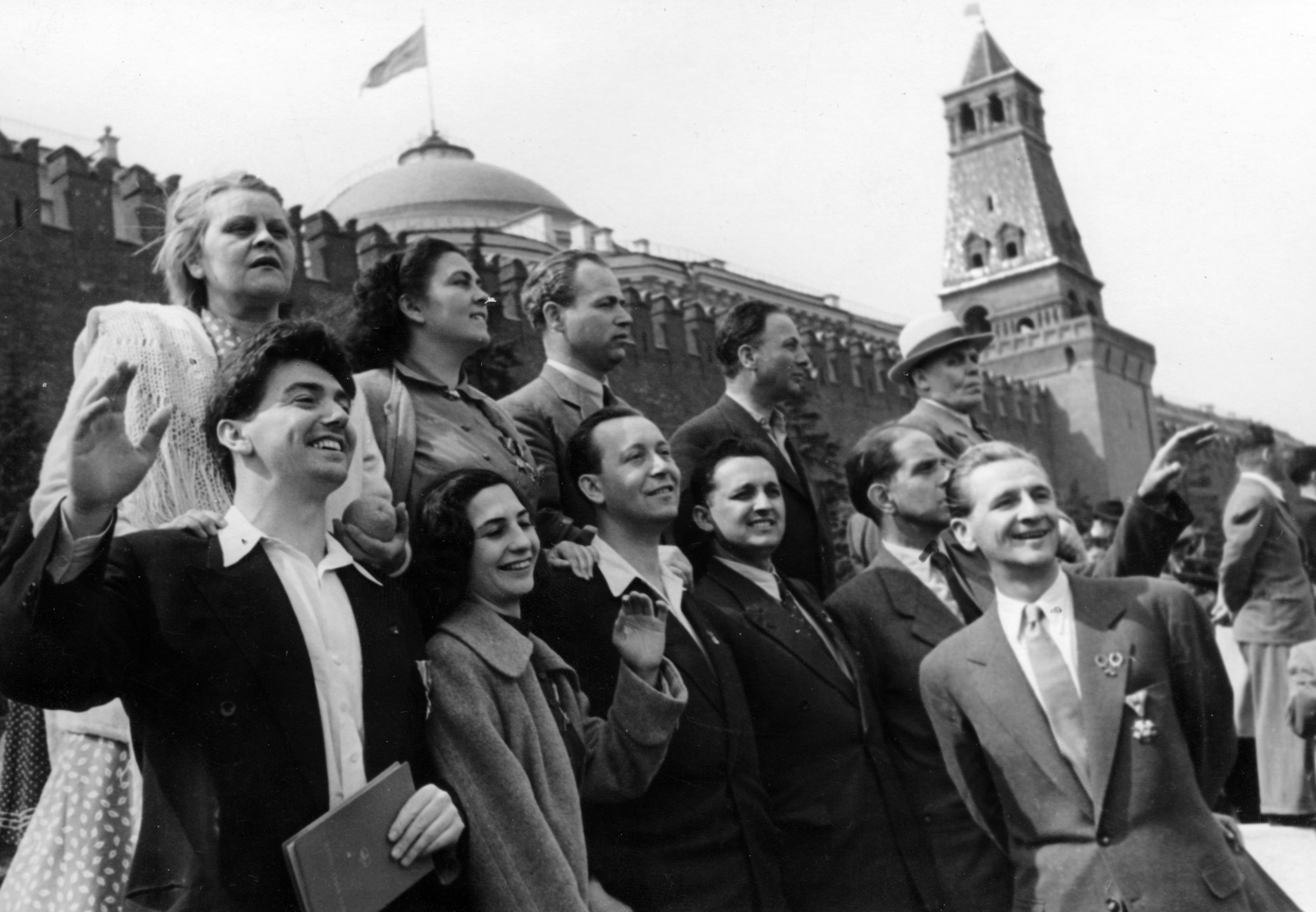 Russia, Moscow, Vörös tér. A május 1-i ünnepségeken résztvevő Magyar-Szovjet Társaság (MSZT) küldöttsége. A felső sorban: Dayka Margit színművésznő, Kakuk Józsefné, az MSZT országos titkára, a küldöttség vezetője, Kövi Béla, az MSZT osztályvezetője, dr. Kardos György egyetemi tanár. Az alsó sorban: Gábor Miklós színművész, Csinády Dóra balett-táncos, Aczél Tamás író, Nagy Sándor író, Oláh Gusztáv rendező, Bán Frigyes filmrendező., 1952, Kakuk László, smile, celebrity, march, delegation, wave, actor, Fortepan #160266