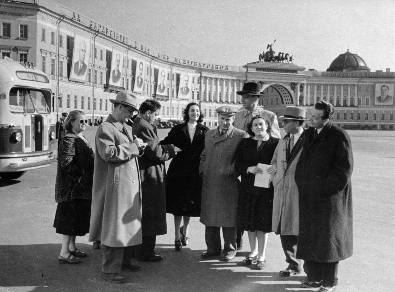 Russia, Saint Petersburg, (Leningrád), Palota tér, a Vezérkar épülete a diadalívvel. A Magyar-Szovjet Társaság (MSZT) küldöttségének tagjai közül balról az első Dayka Margit színművésznő, a negyedik Csinády Dóra balett-táncos., 1952, Kakuk László, taking notes, palace, delegation, Fortepan #160267