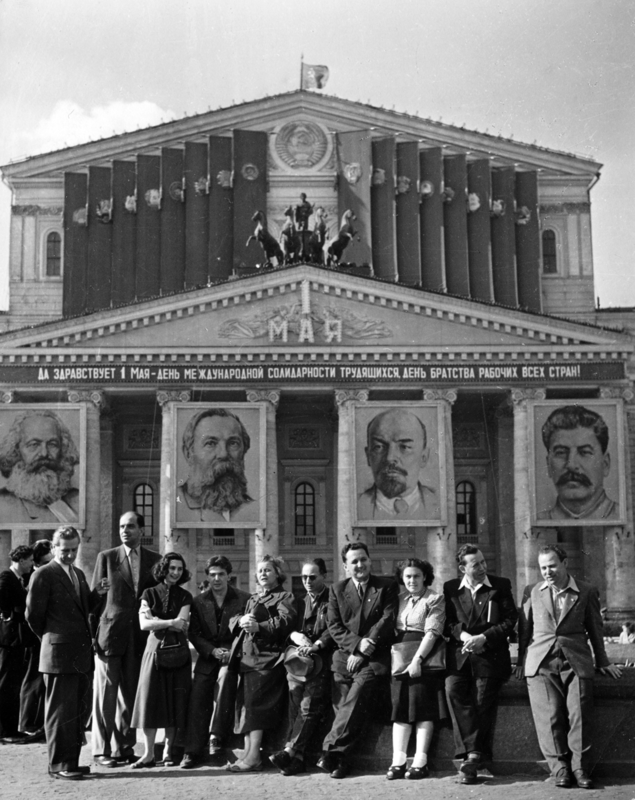 Russia, Moscow, Színház (Szverdlov) tér, háttérben a Nagyszínház (Bolsoj). A Magyar-Szovjet Társaság (MSZT) küldöttségének tagjai közül balról a harmadik Csinády Dóra balett-táncos, negyedik Gábor Miklós színművész, ötödik Dayka Margit színművésznő., 1952, Kakuk László, tableau, delegation, political decoration, Cyrillic alphabet, Joseph Stalin portrayal, Lenin-portrayal, Friedrich Engels-portrayal, Karl Marx-portrayal, theater, Fortepan #160268