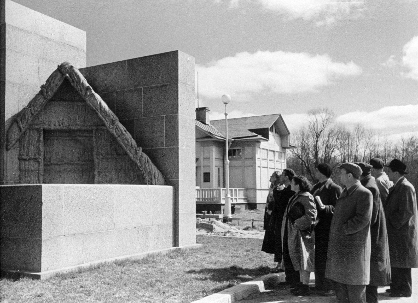 Russia, Saint Petersburg, (Leningrád), Kunyhó Múzeum (Мuzej "Salas") a Razliv-tó partján, Lenin 1917. júliusi bujkálásának egyik helyszínén., 1952, Kakuk László, delegation, museum, Fortepan #160269