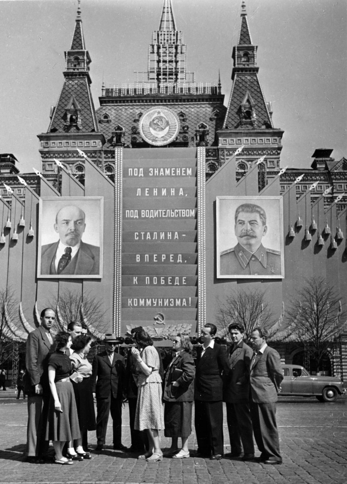 Russia, Moscow, Vörös tér, háttérben a GUM áruház. A Magyar-Szovjet Társaság (MSZT) küldöttségének tagjai közül jobbról a második Gábor Miklós színművész, a negyedik Dayka Margit színművésznő., 1952, Kakuk László, crest, delegation, political decoration, Cyrillic alphabet, Joseph Stalin portrayal, Lenin-portrayal, store, Fortepan #160270
