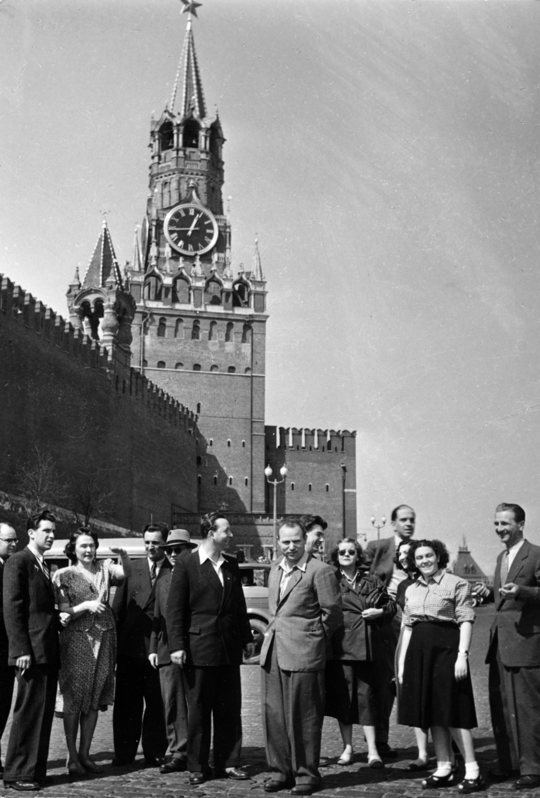 Russia, Moscow, Vörös tér, háttérben a Szpasszkaja-torony, egykor a Kreml főbejárata., 1952, Kakuk László, square, delegation, Red Star, church clock, Fortepan #160271