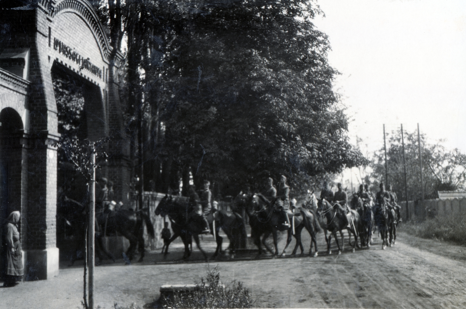 Hungary, Sopron, Baross út, a lovassági laktanya főkapuja, a Magyar Királyi 3. huszárezred bevonulása., 1929, Boda Balázs, triumphal arc, Fortepan #160327