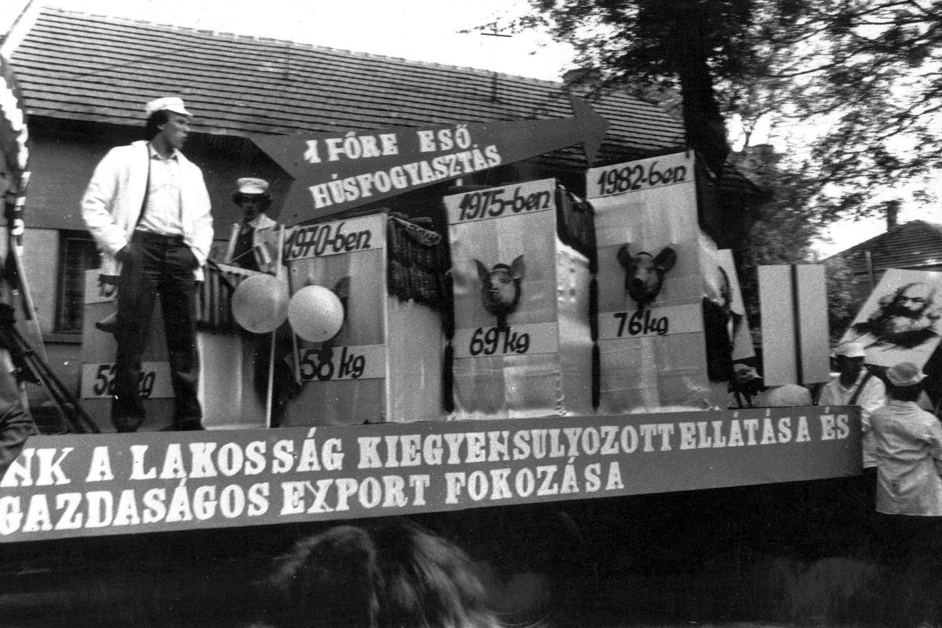 1983, Szalay Ákos, men, political decoration, pig, baloon, Karl Marx-portrayal, hands in pockets, ad truck, Fortepan #16033