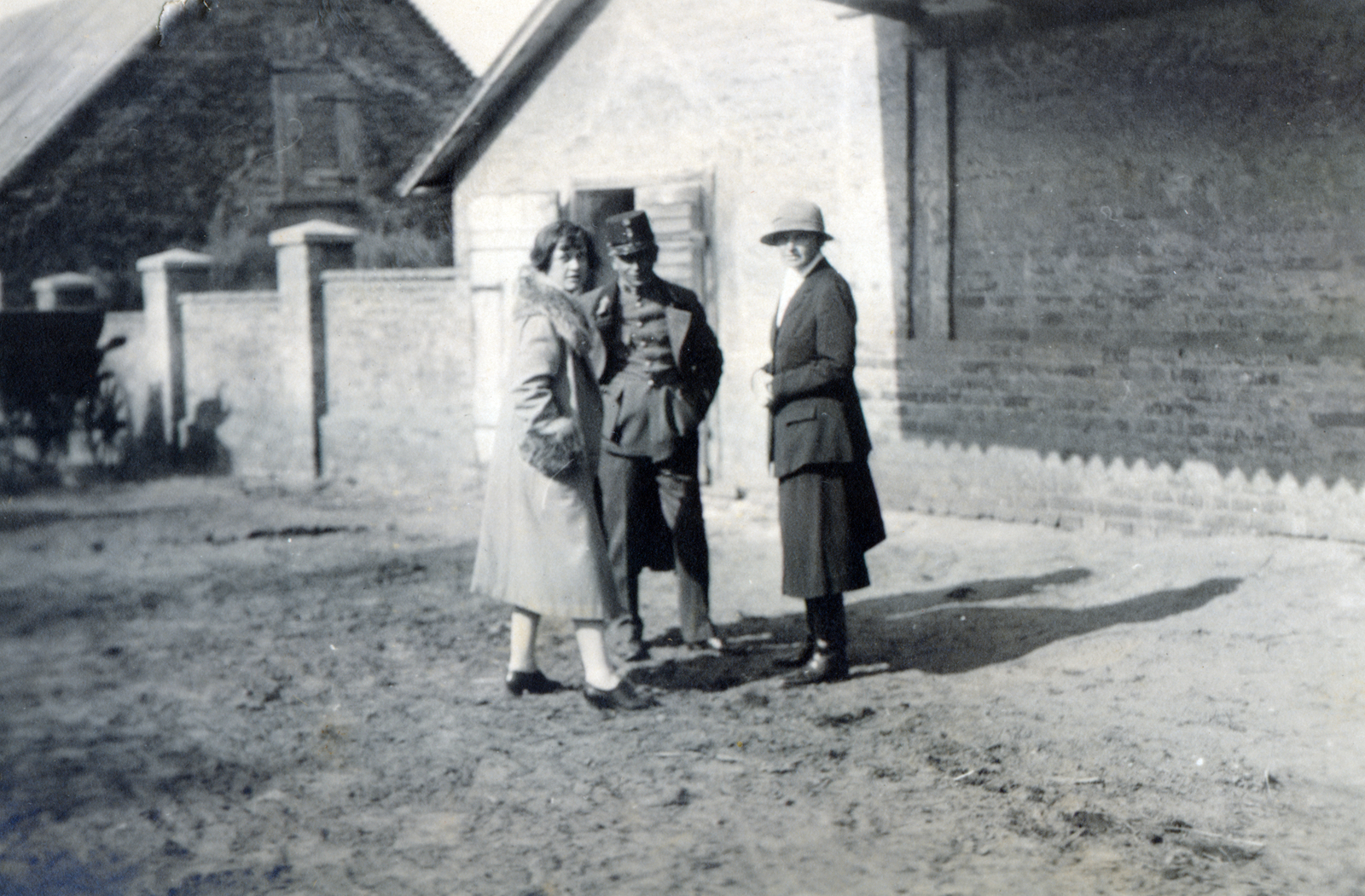 Hungary, Sopron, Baross út, a felvétel a lovassági laktanya udvarán készült., 1929, Boda Balázs, women, soldier, three people, Fortepan #160339