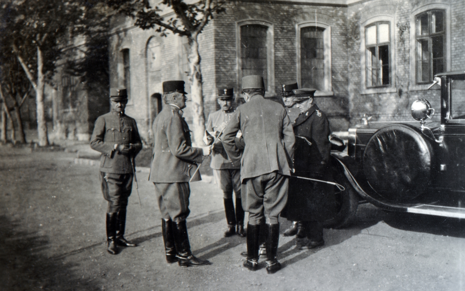 Magyarország, Budapest X., Kerepesi út, a felvétel a Ferenc József lovassági laktanya udvarán készült., 1929, Boda Balázs, Budapest, katonaság, automobil, Fortepan #160340