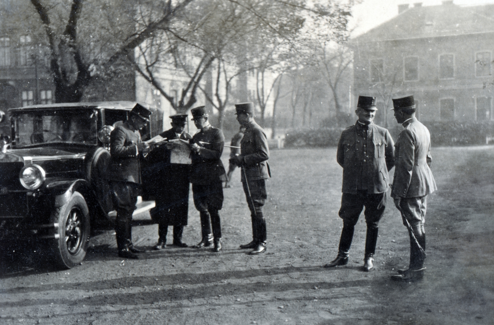 Hungary, Budapest X., Kerepesi út, a felvétel a Ferenc József lovassági laktanya udvarán készült., 1929, Boda Balázs, Budapest, military, talks, officer, automobile, Fortepan #160341