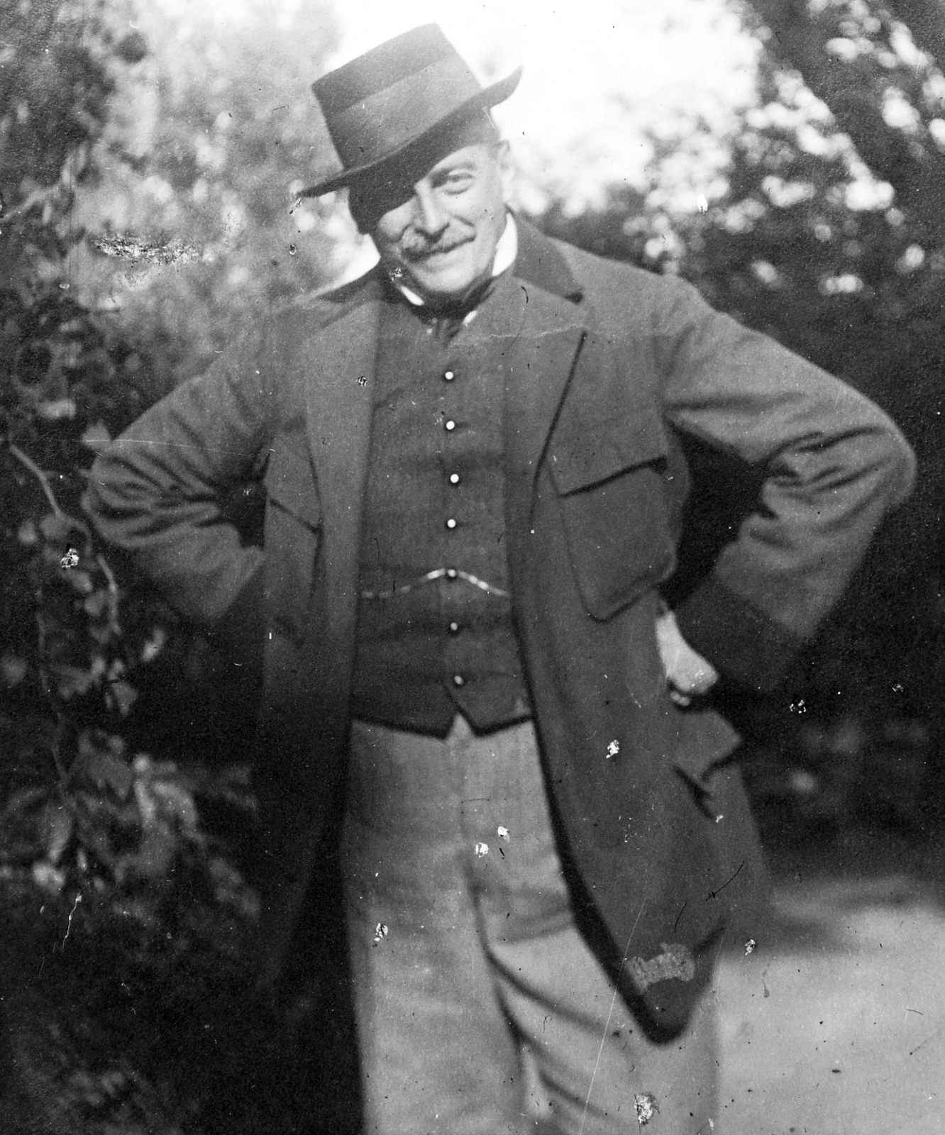 Hungary, Bárczy István, Budapest polgármestere, későbbi főpolgármestere., 1915, Saly Noémi, portrait, hat, garden, smile, posture, akimbo, Fortepan #16036