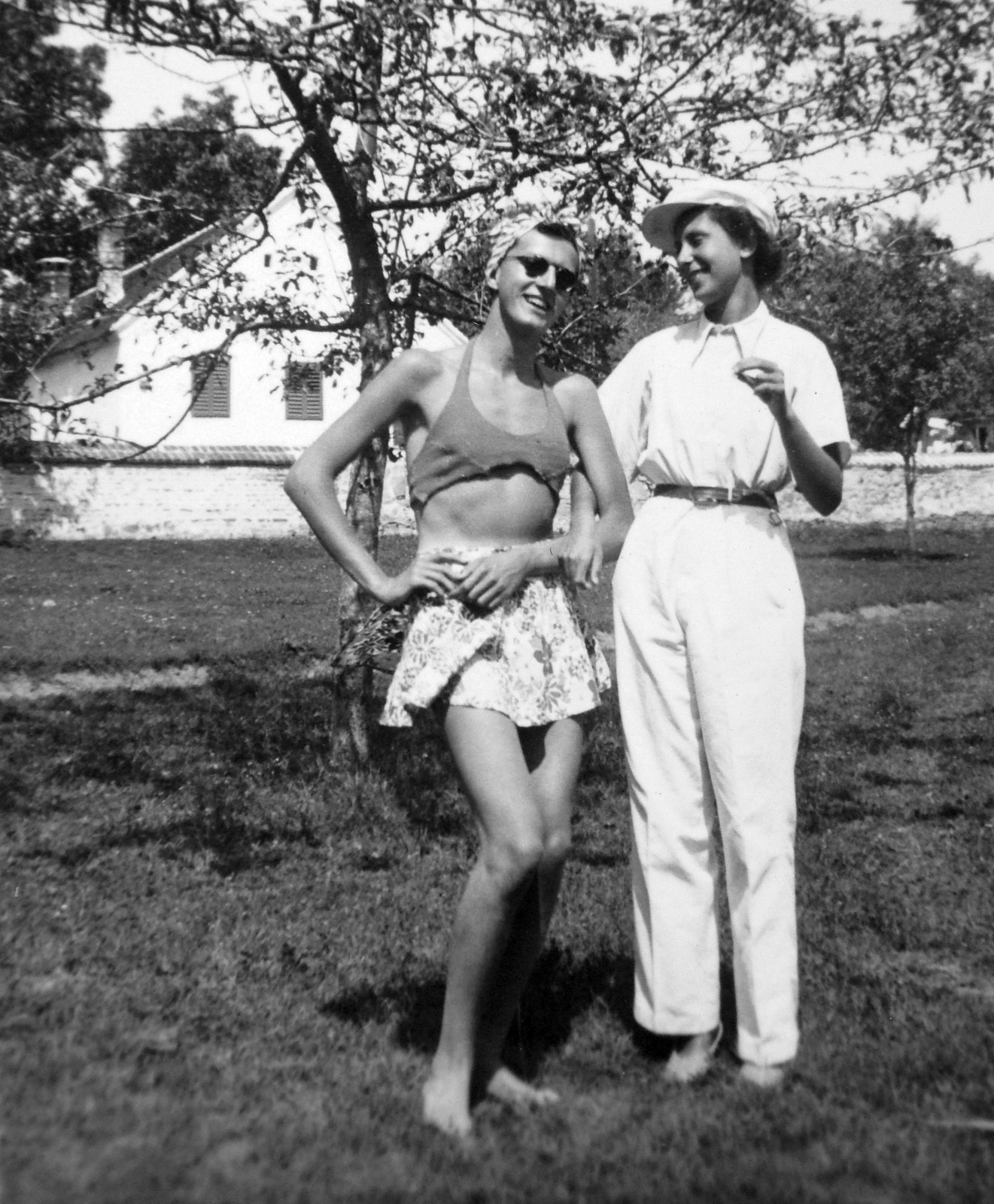 Hungary, Bükkösd, Szentdomján, a felvétel Buzinkay János birtokán készült., 1942, Saly Noémi, shades, lady, Fortepan #16037