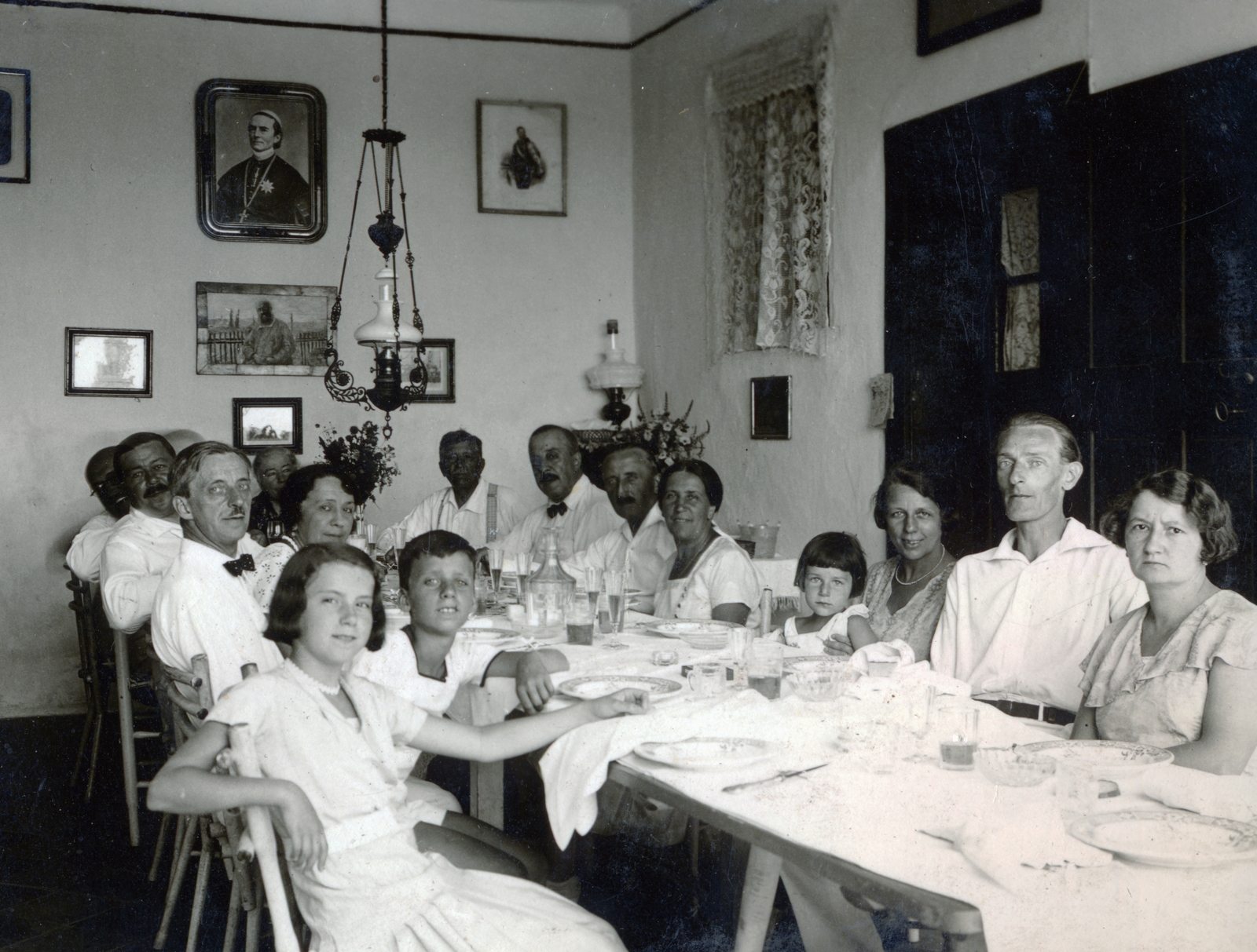 Hungary,Lake Balaton, Paloznak, Pongrácz-kastély., 1932, Boda Balázs, family, table, photo in a frame, place, Fortepan #160390